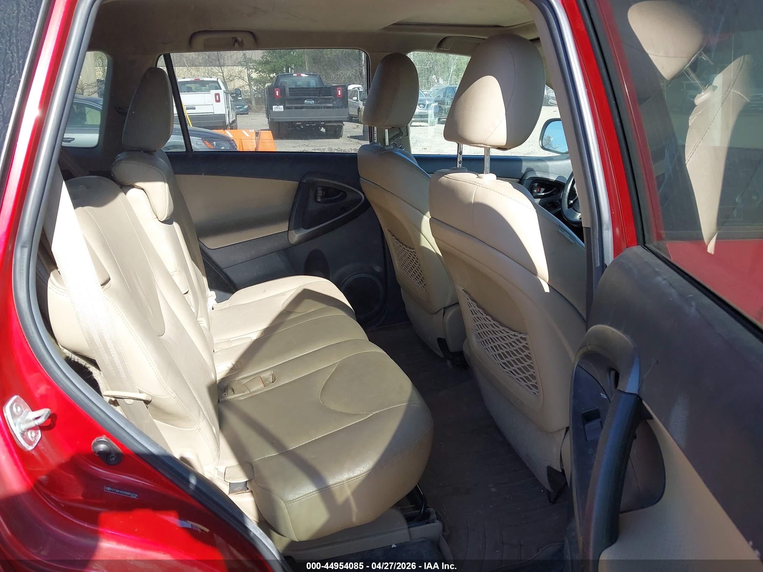 TOYOTA RAV4 image 8