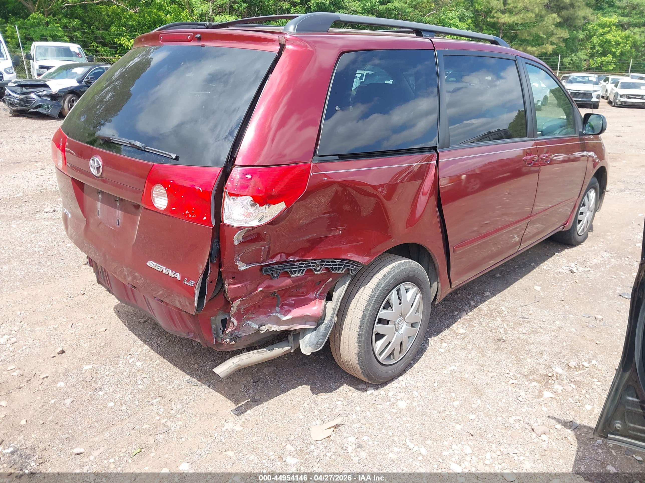 TOYOTA SIENNA image 4