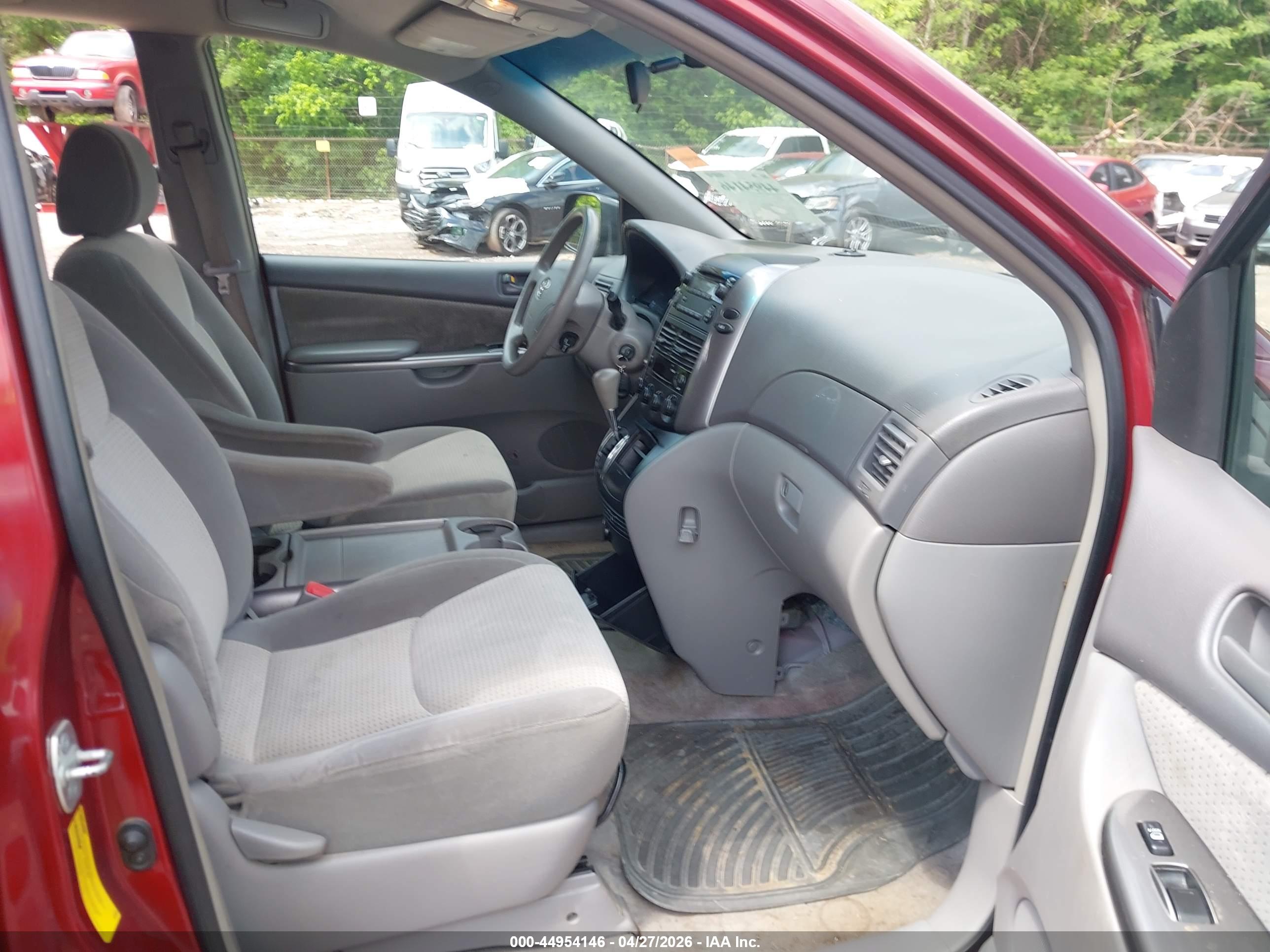 TOYOTA SIENNA image 5
