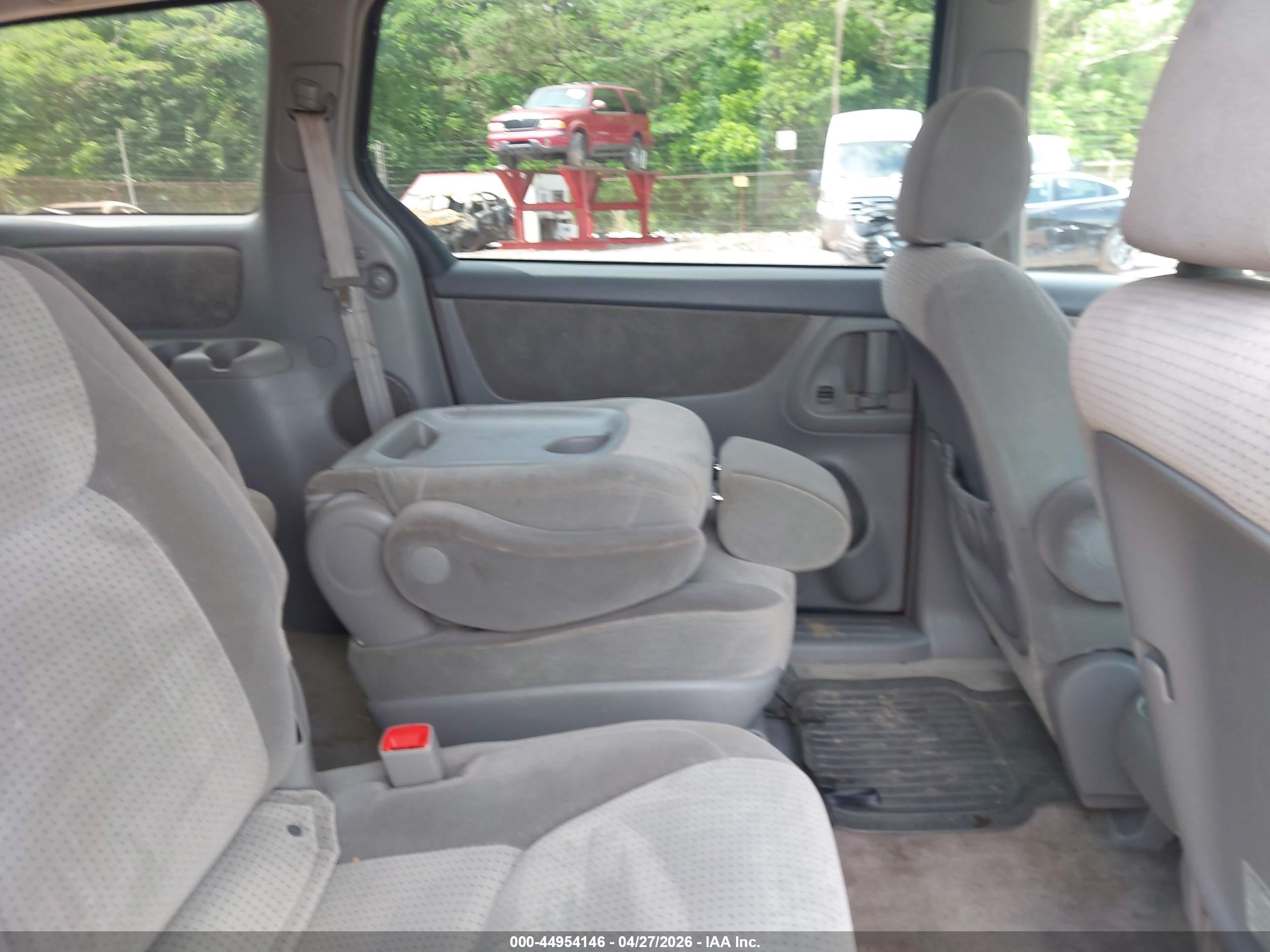 TOYOTA SIENNA image 8