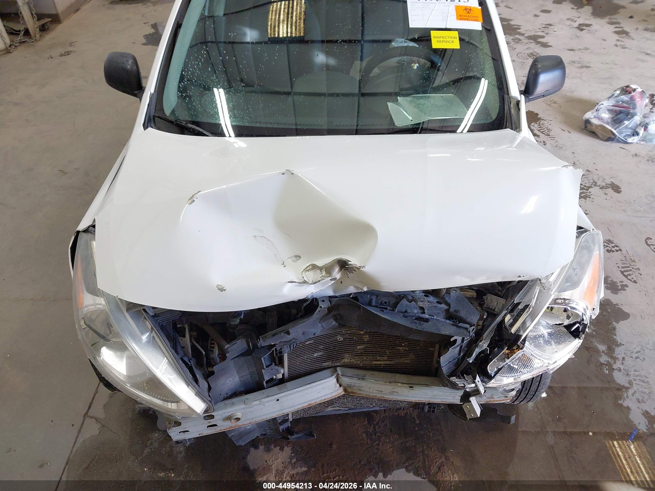 NISSAN VERSA image 10