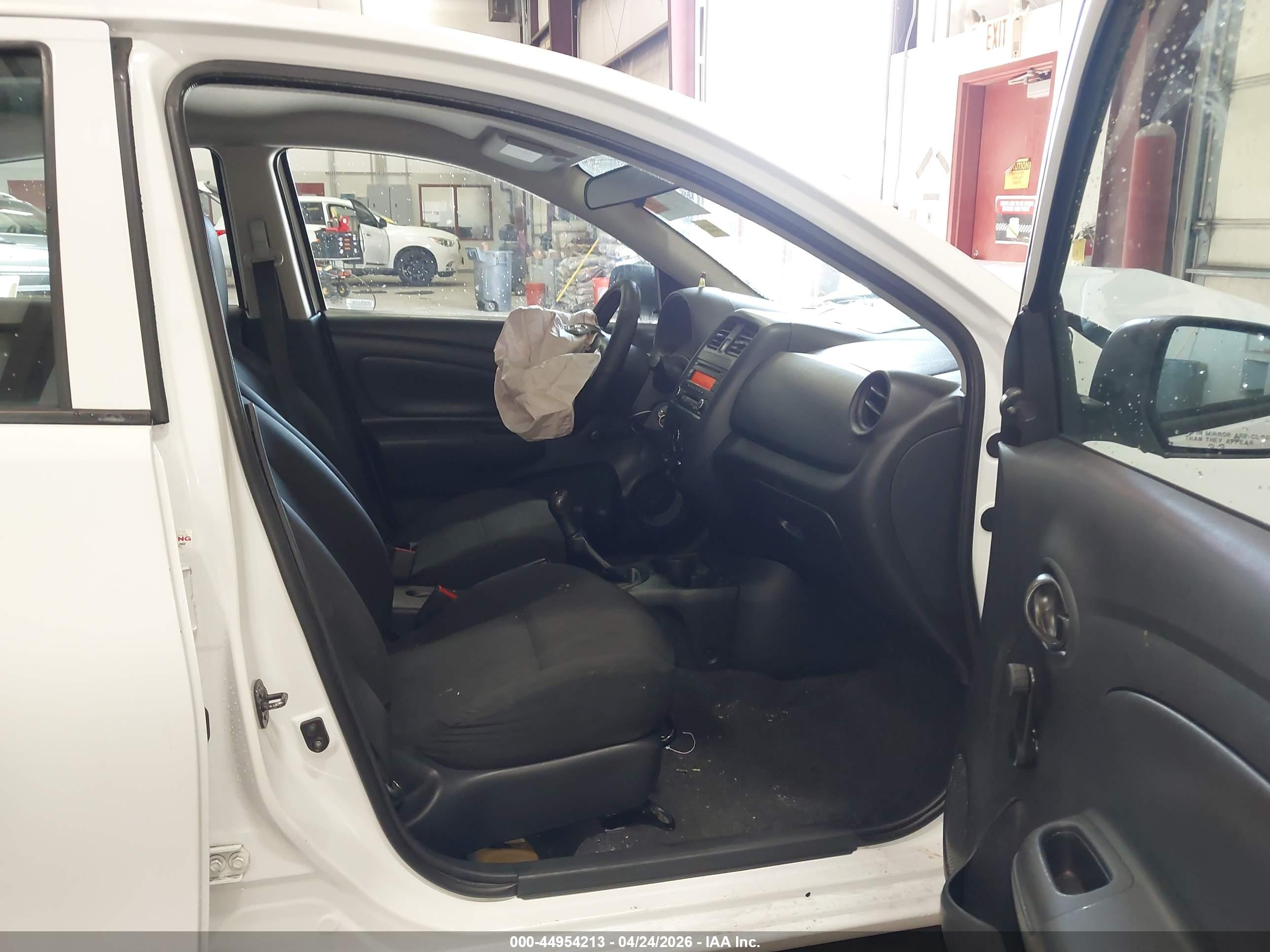 NISSAN VERSA image 5