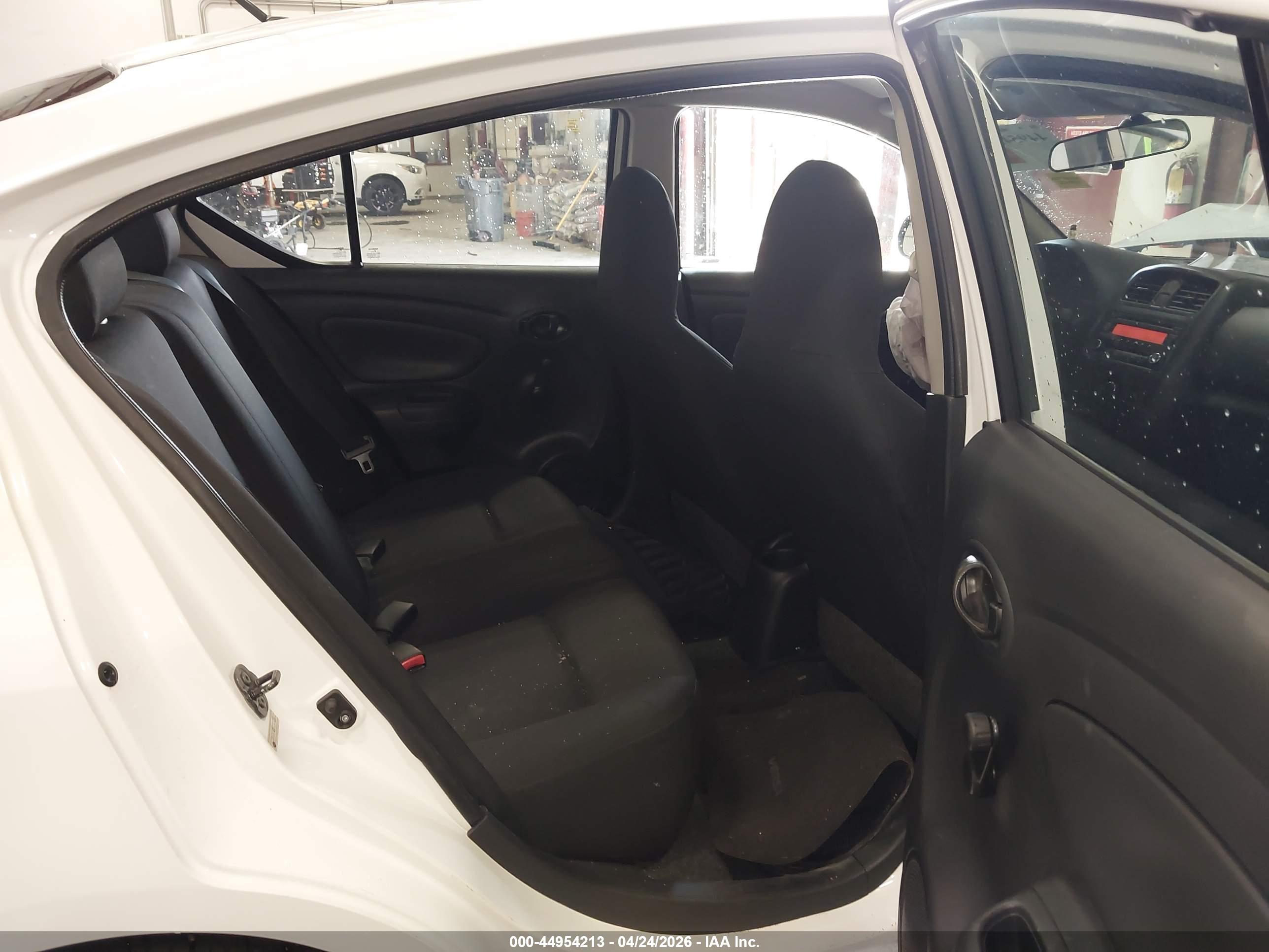 NISSAN VERSA image 8