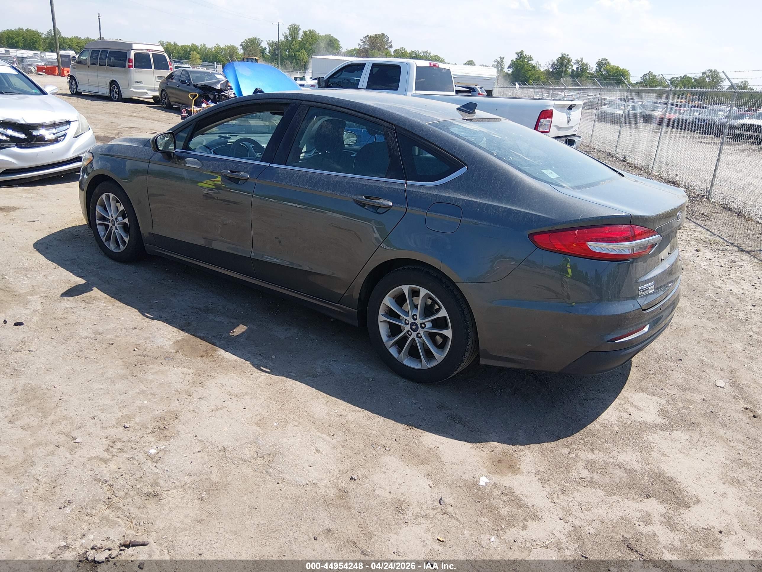 FORD FUSION image 3