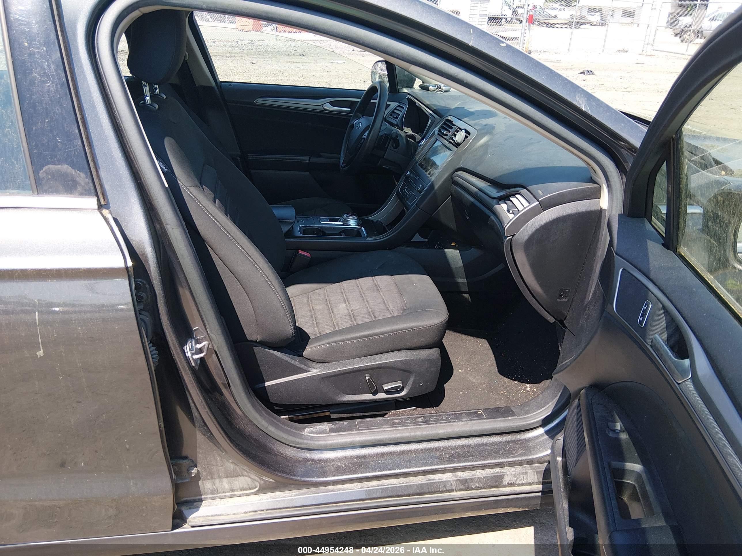 FORD FUSION image 5