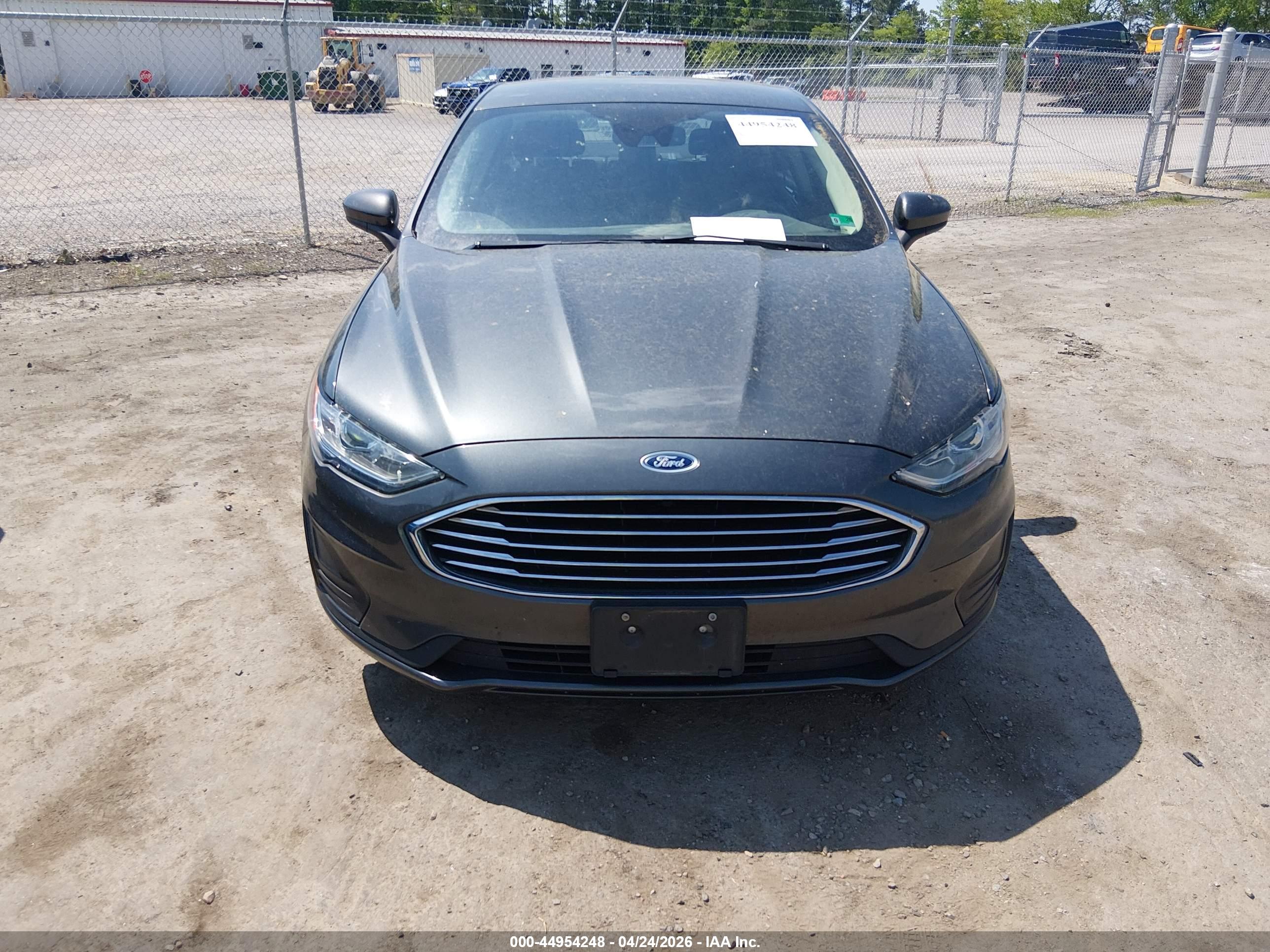 FORD FUSION image 6