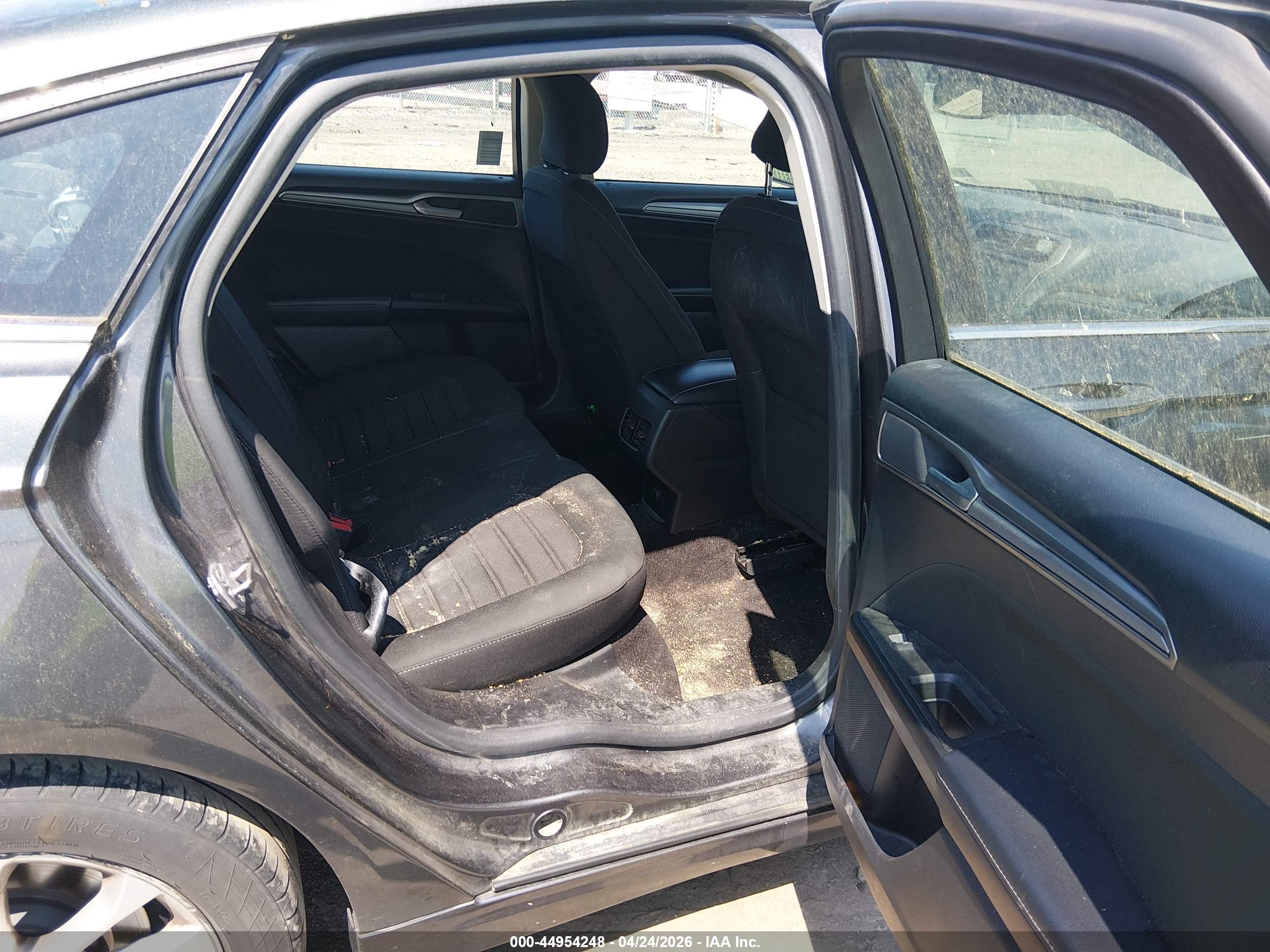 FORD FUSION image 8