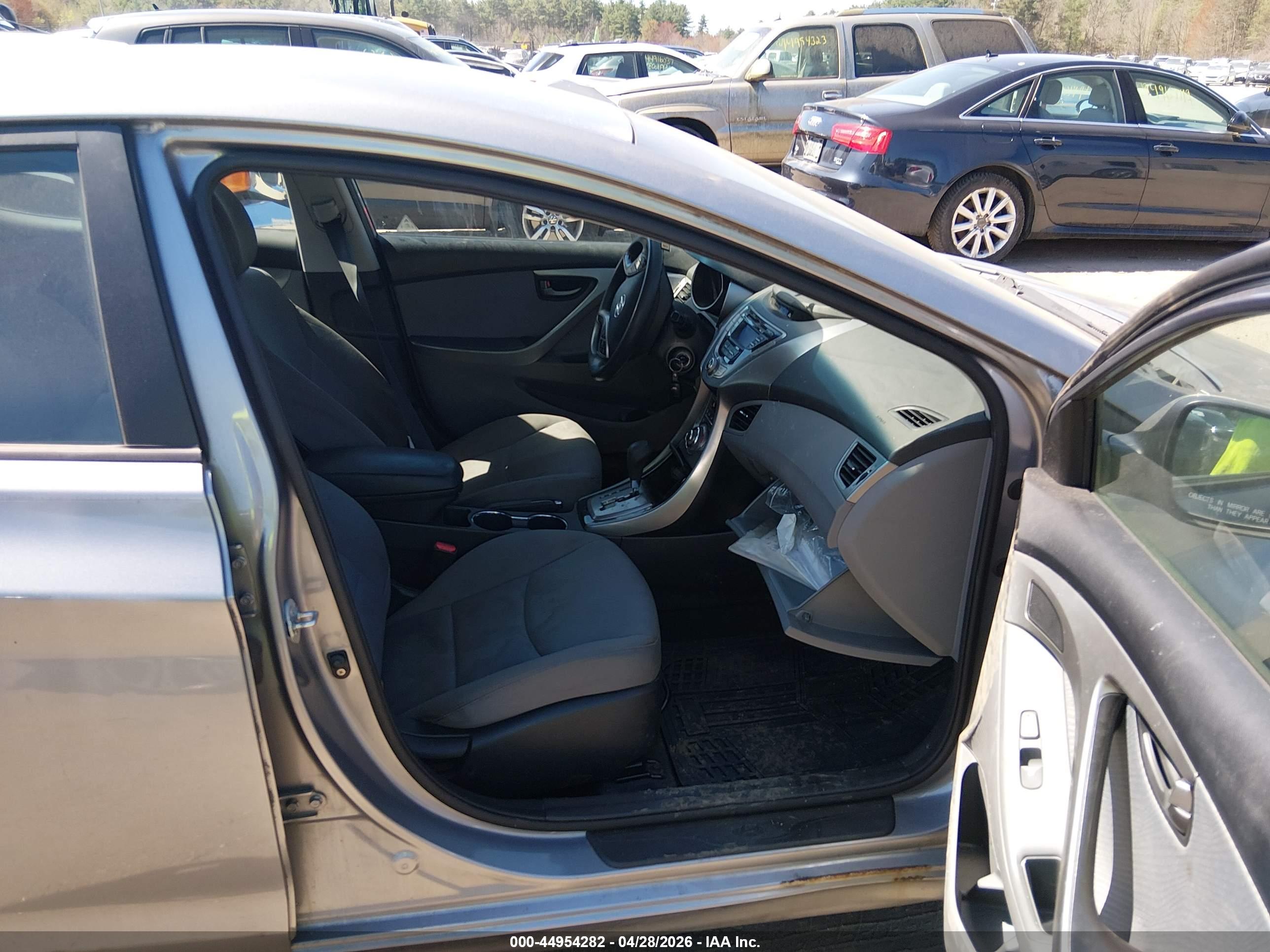 HYUNDAI ELANTRA image 5