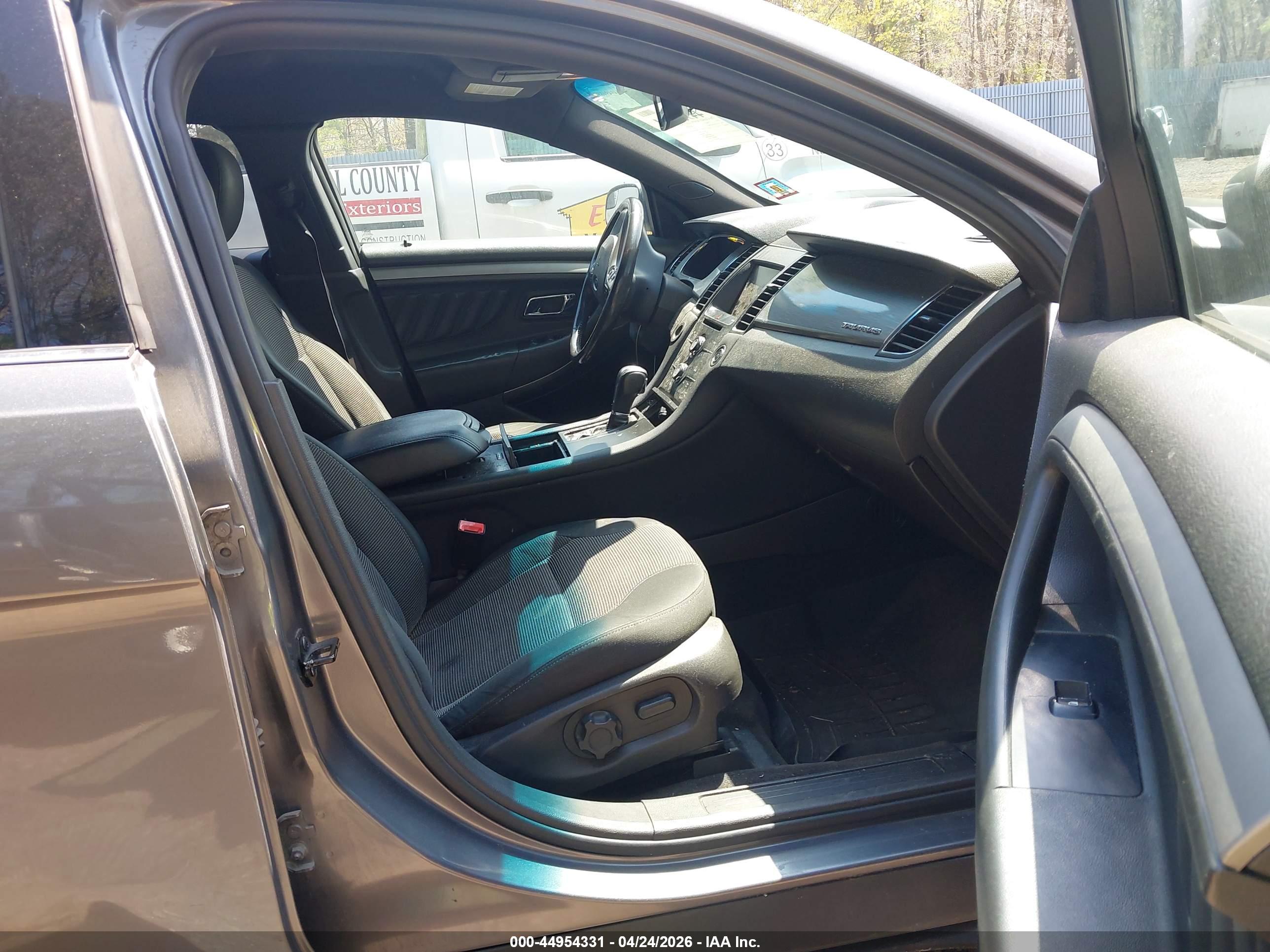 FORD TAURUS image 5