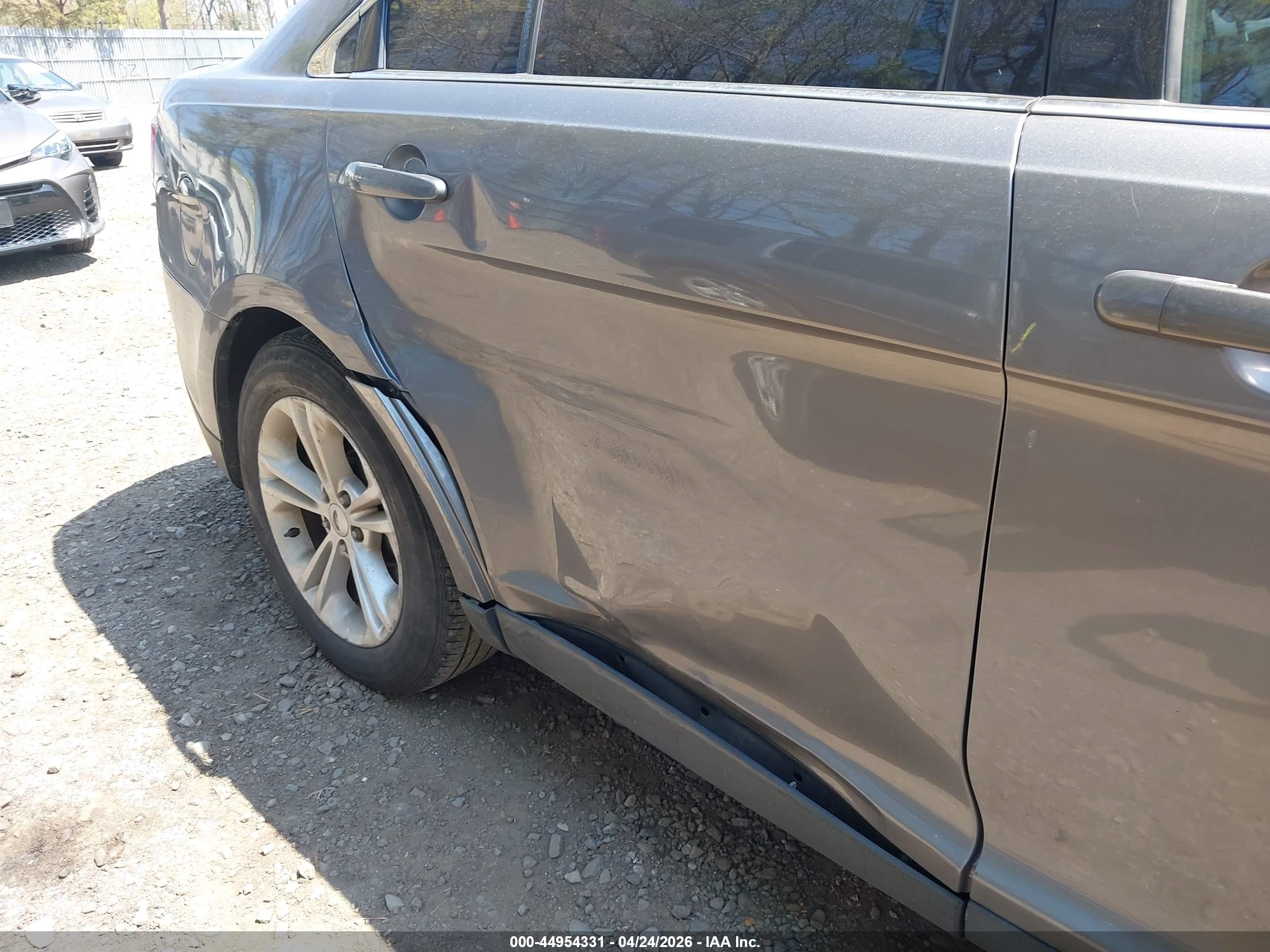 FORD TAURUS image 6