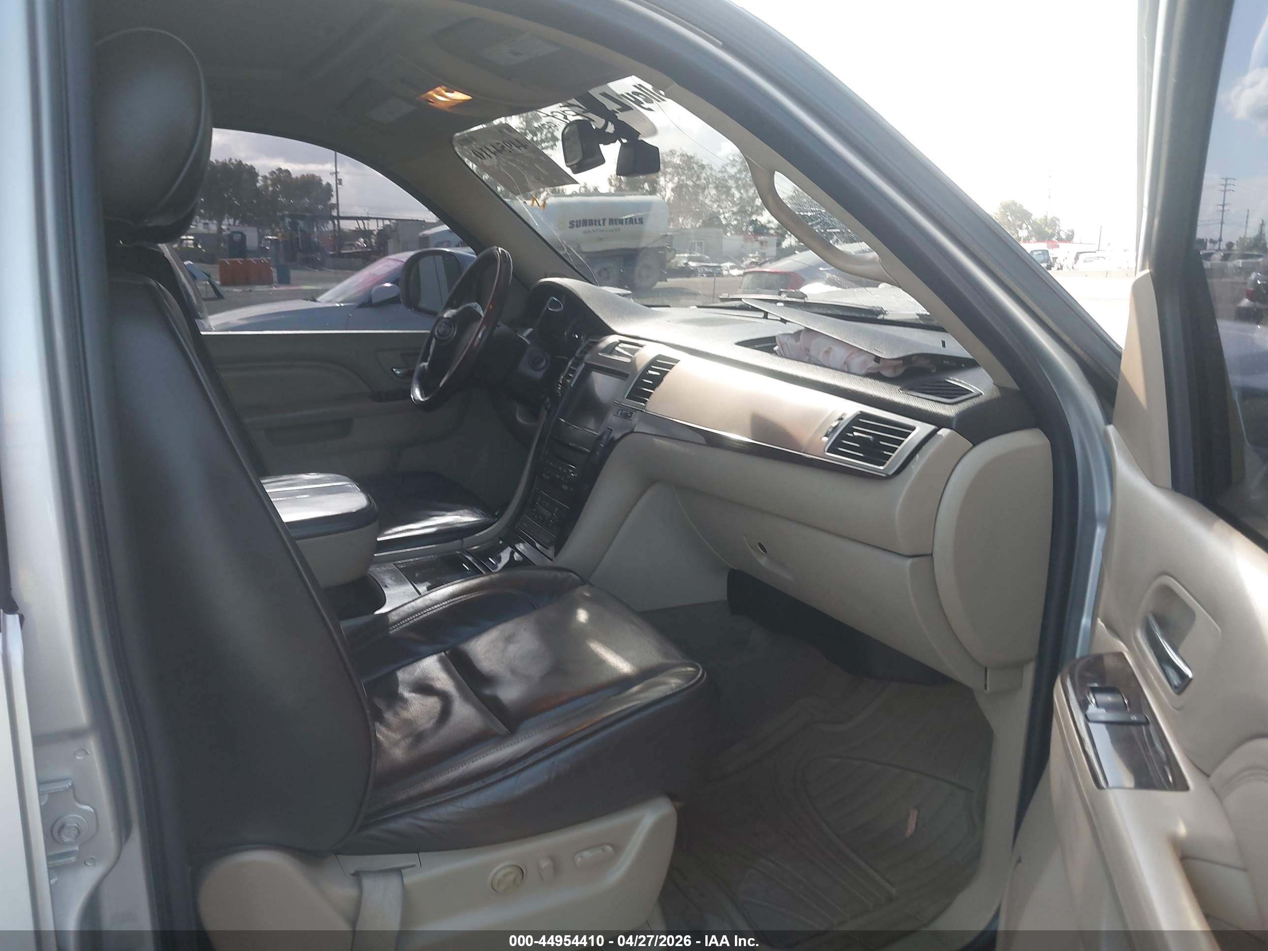 CADILLAC ESCALADE image 5