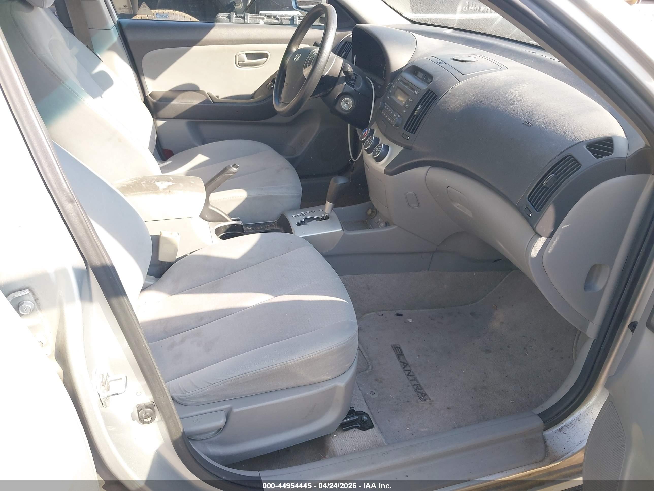 HYUNDAI ELANTRA image 5
