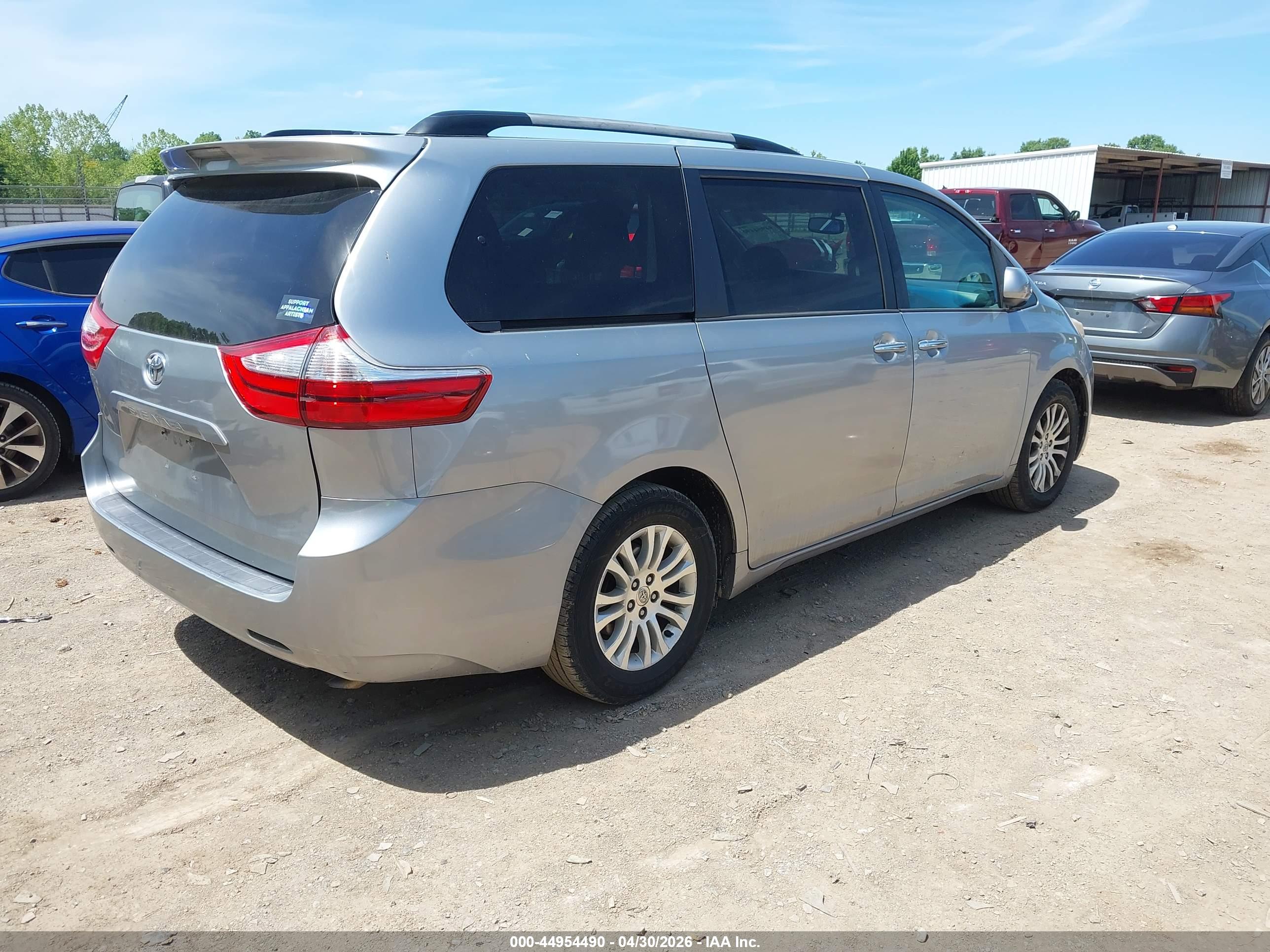 TOYOTA SIENNA image 4