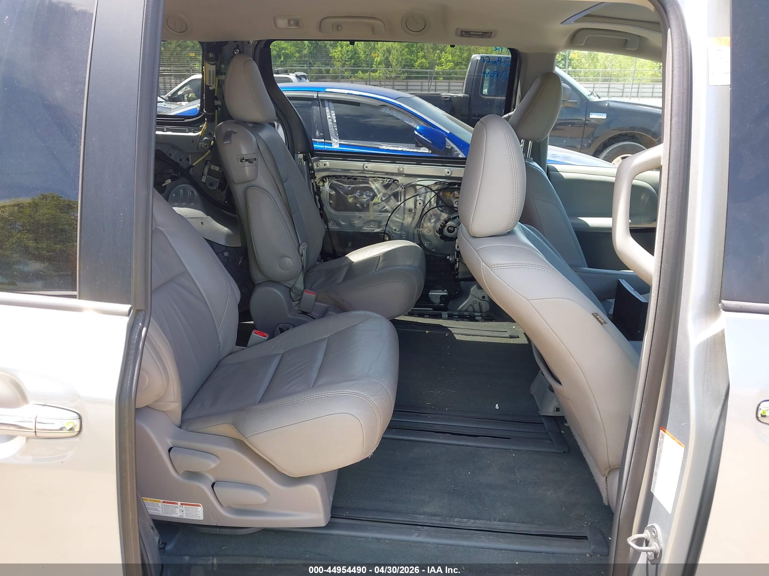 TOYOTA SIENNA image 8