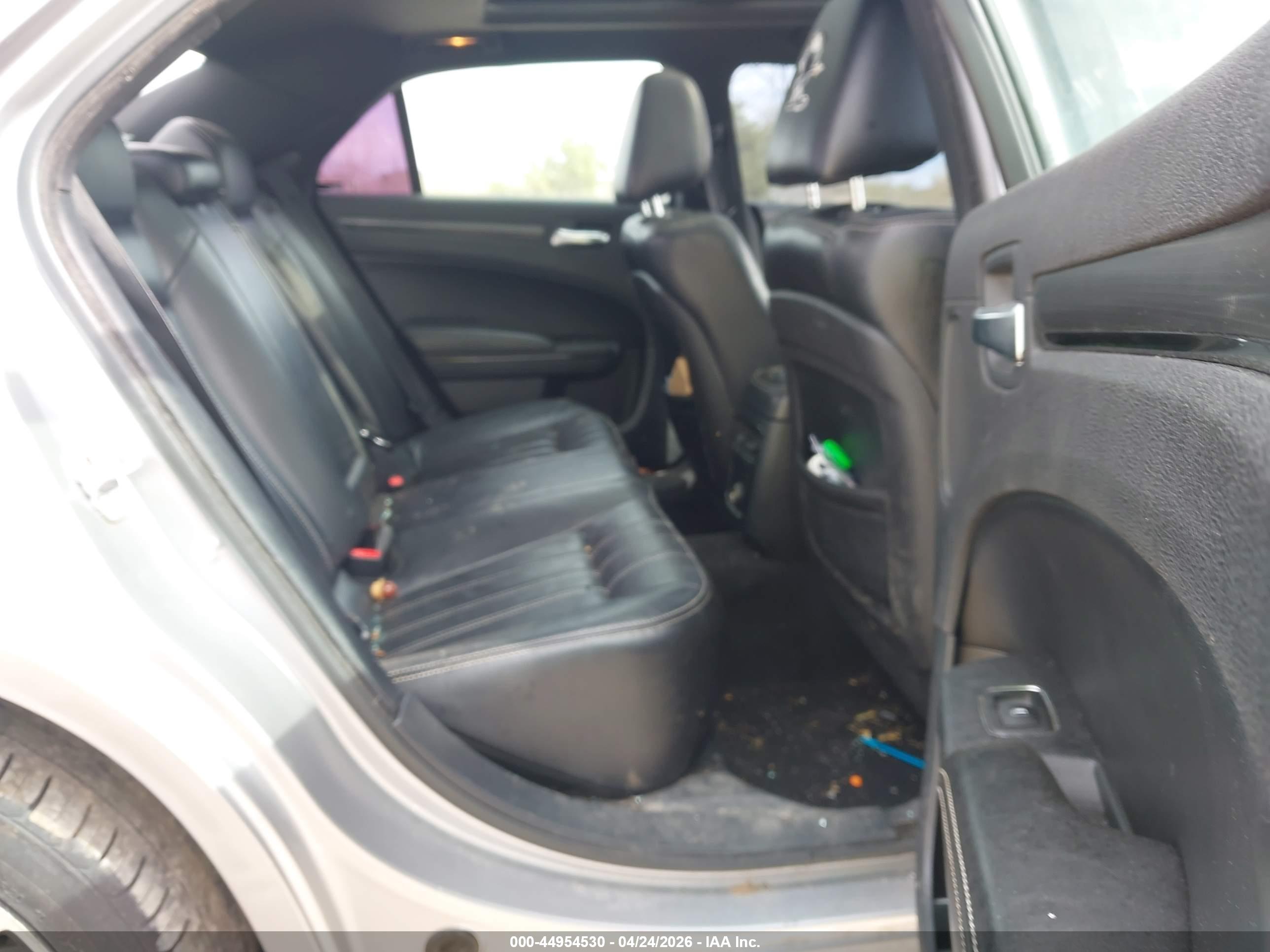 CHRYSLER 300 image 8