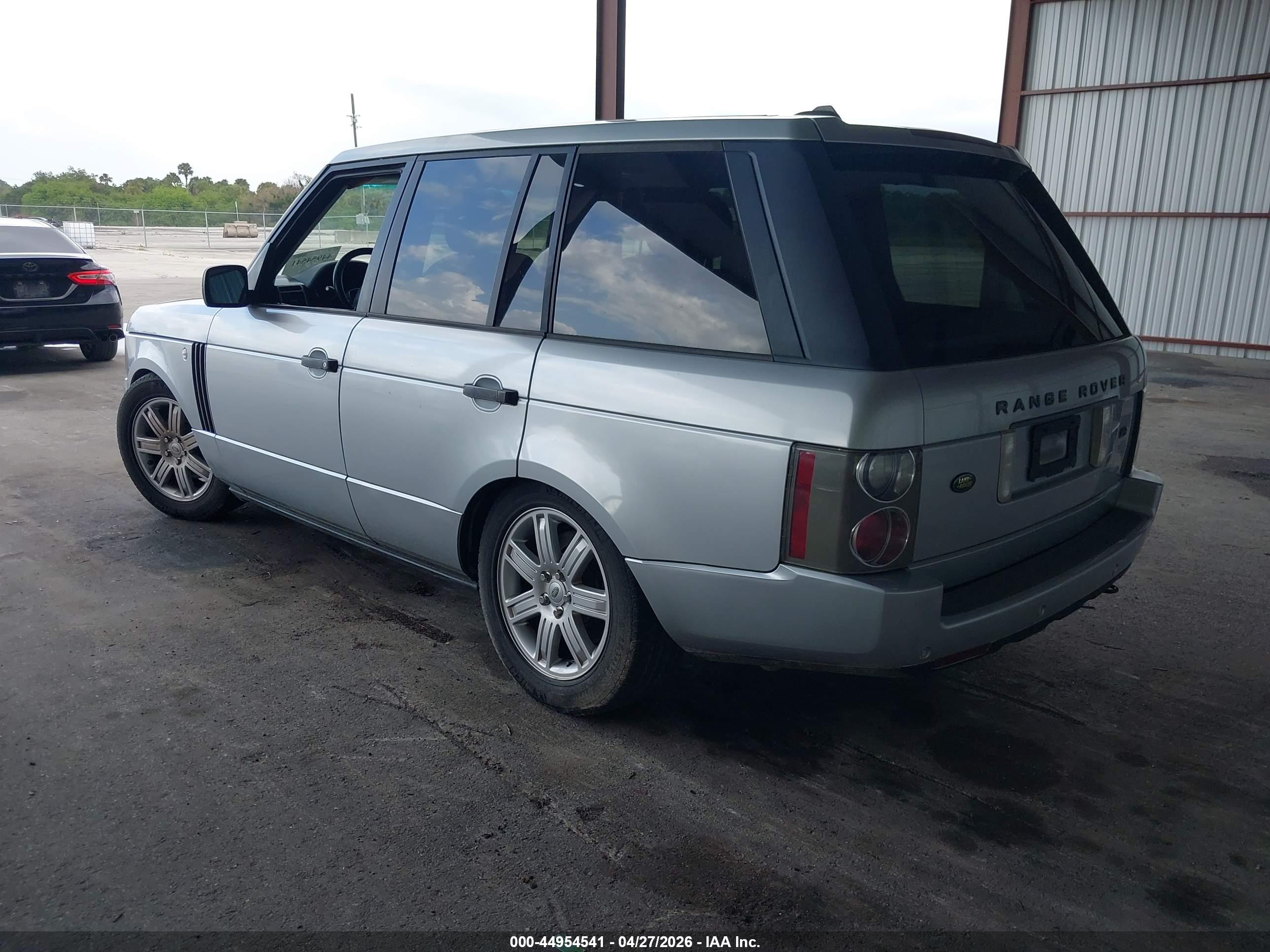 LAND ROVER image 3