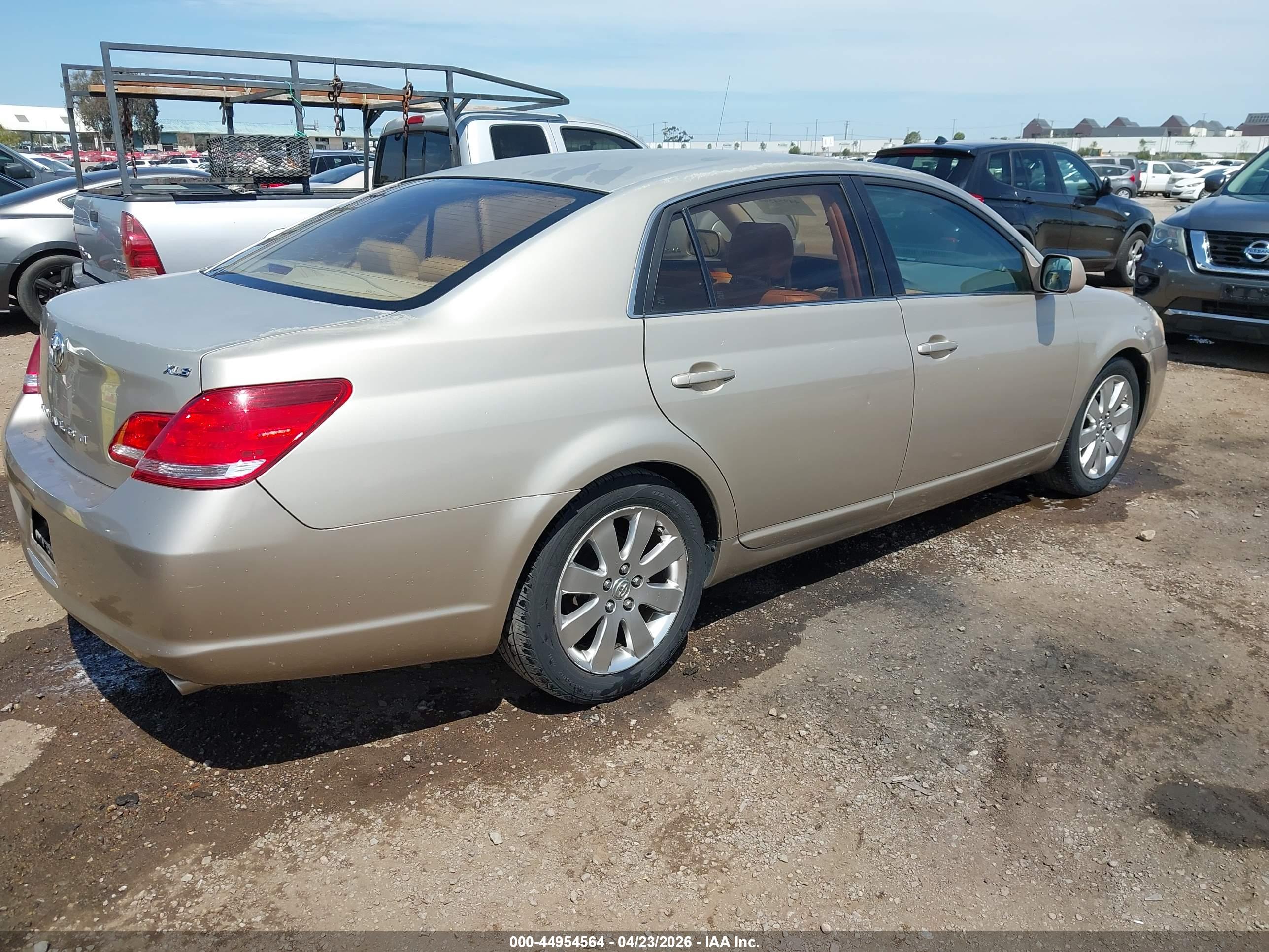 TOYOTA AVALON image 4