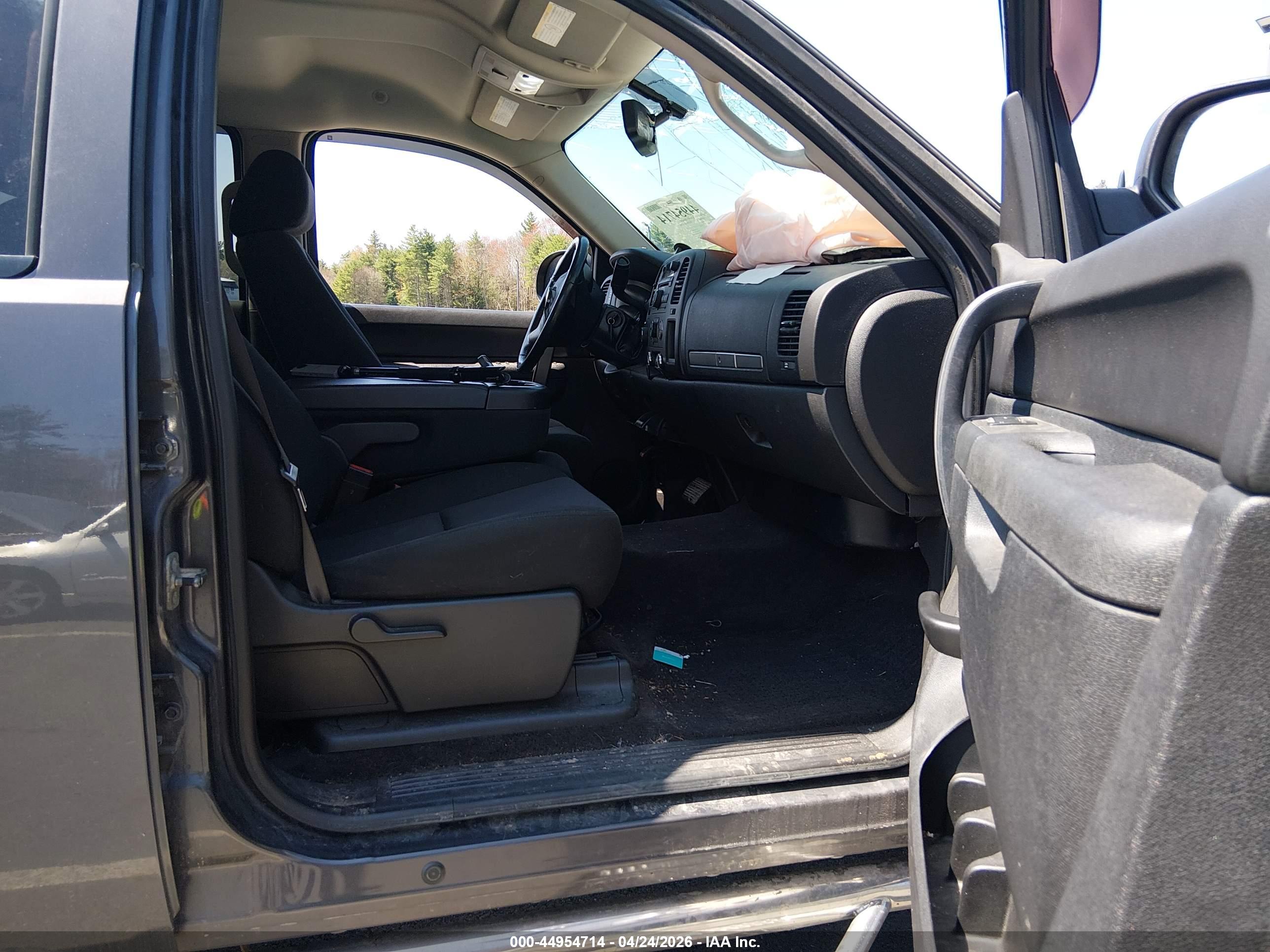 CHEVROLET SILVERADO image 5