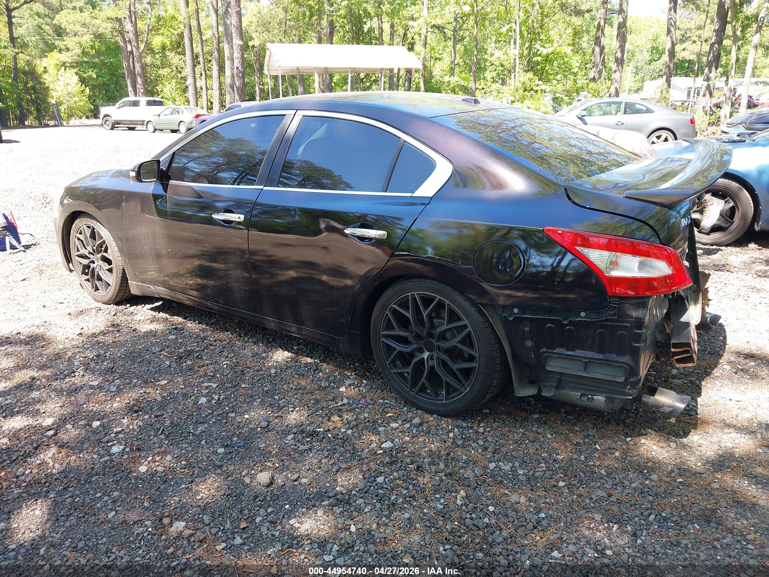 NISSAN MAXIMA image 3