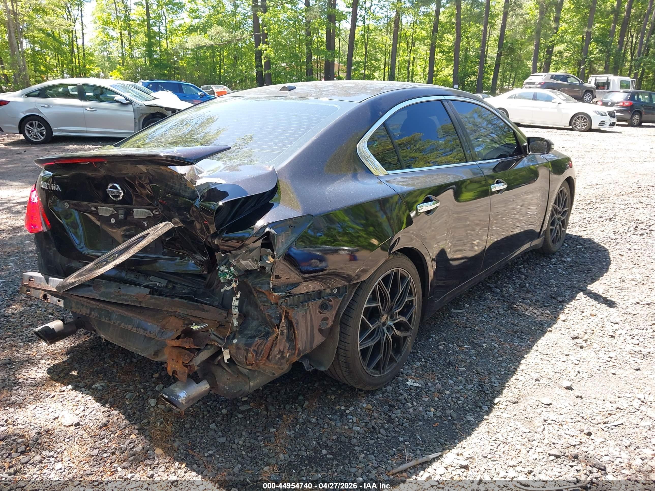 NISSAN MAXIMA image 4