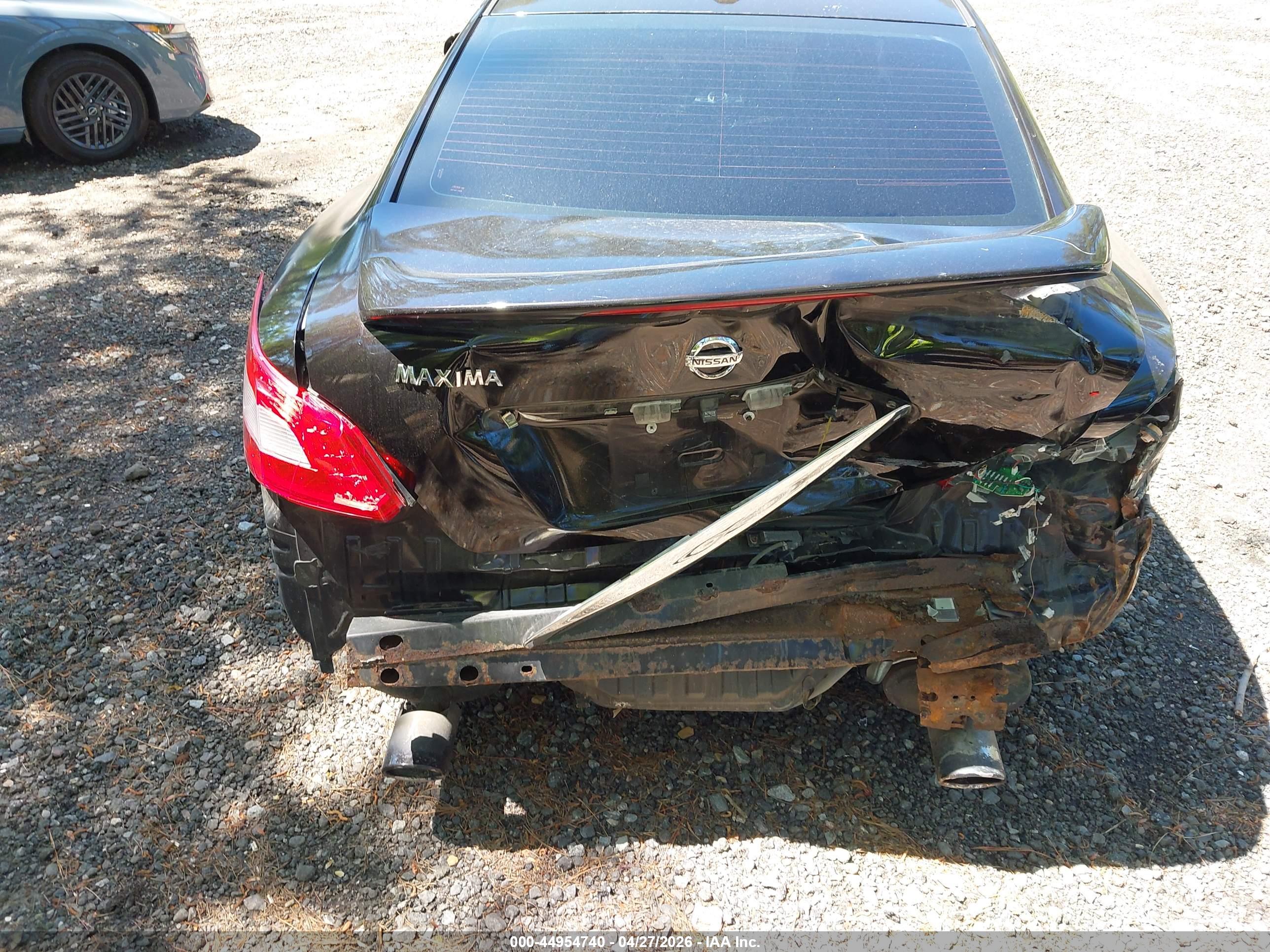 NISSAN MAXIMA image 6