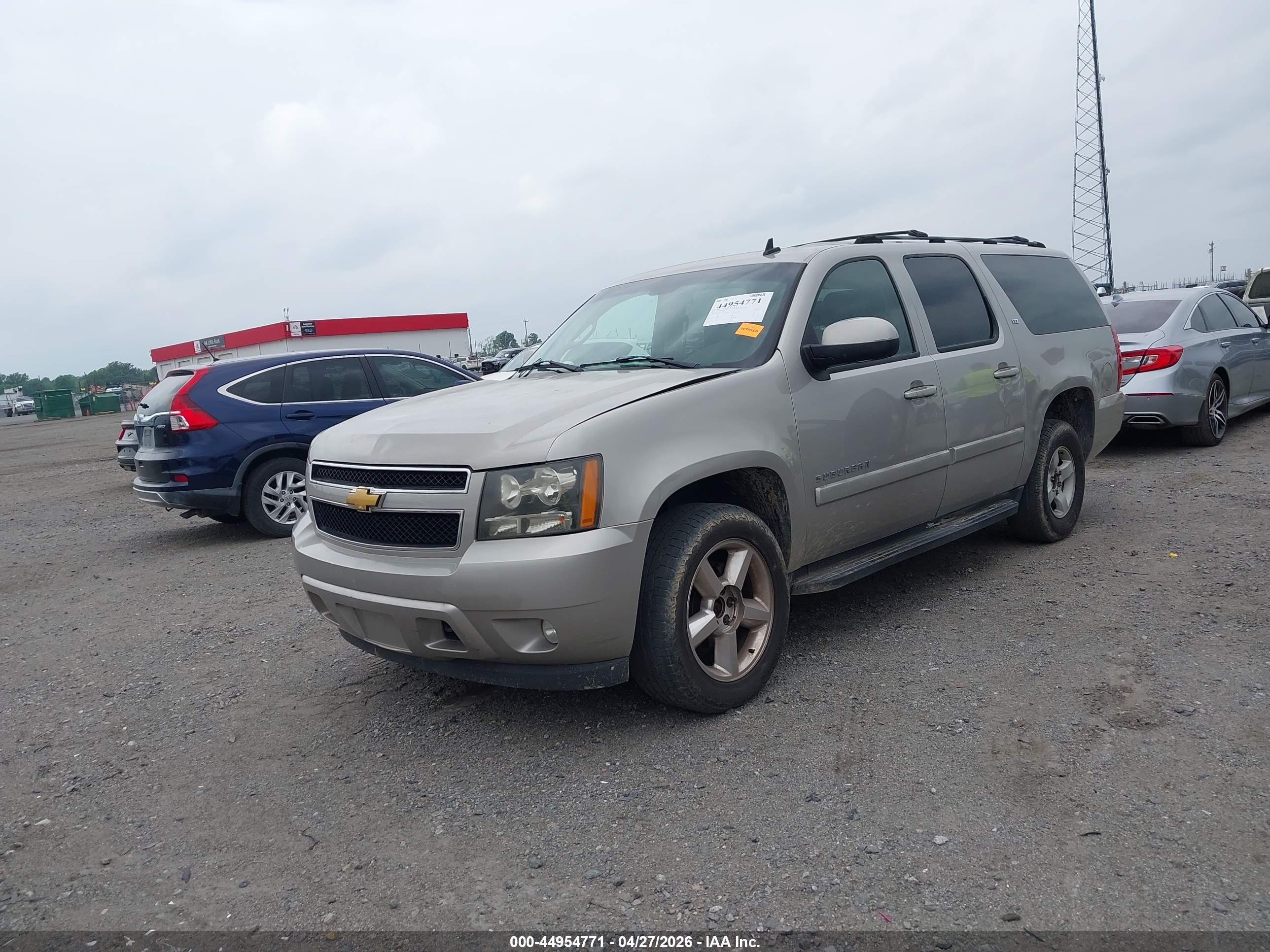 CHEVROLET SUBURBAN image 2