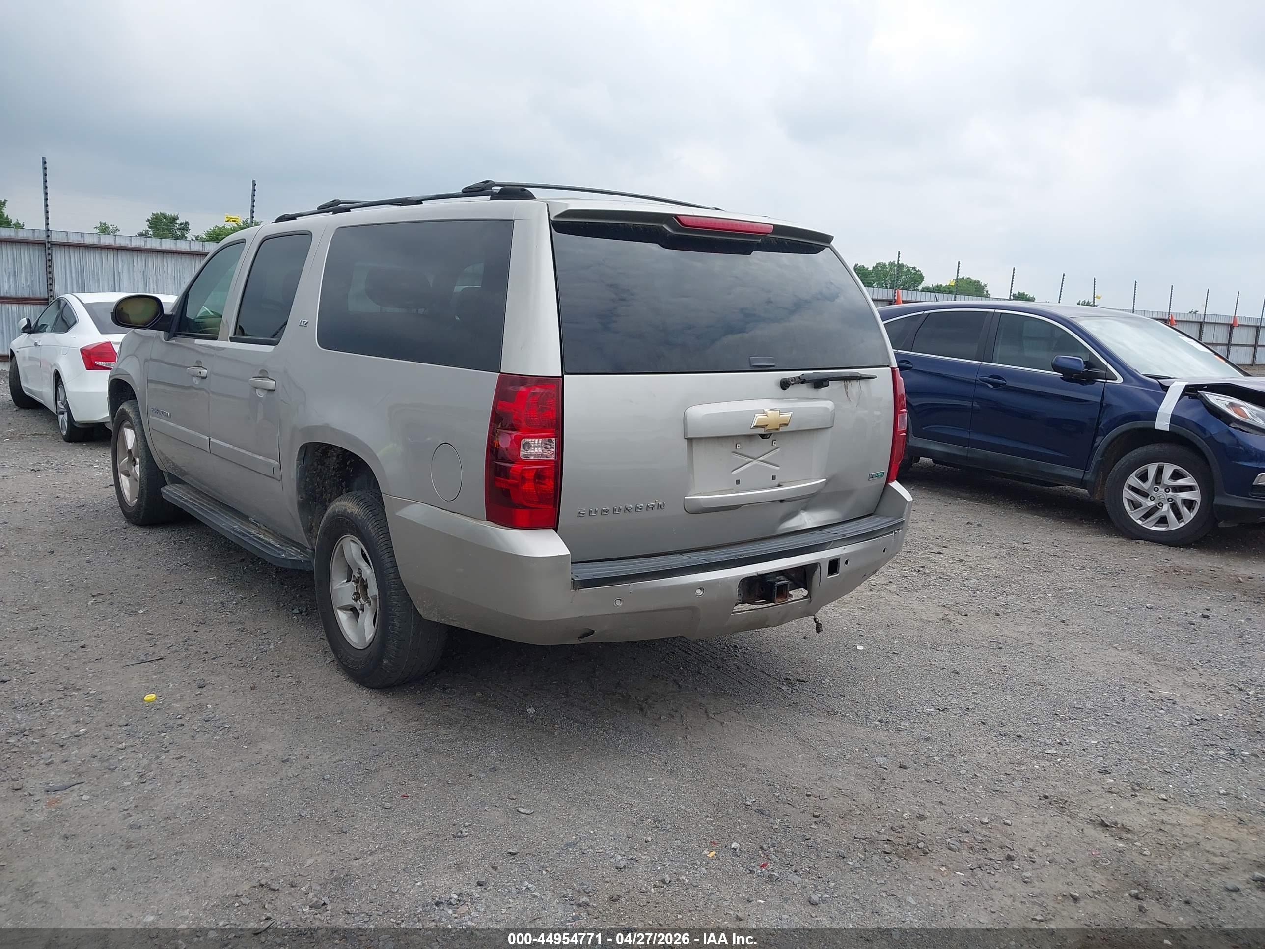 CHEVROLET SUBURBAN image 3