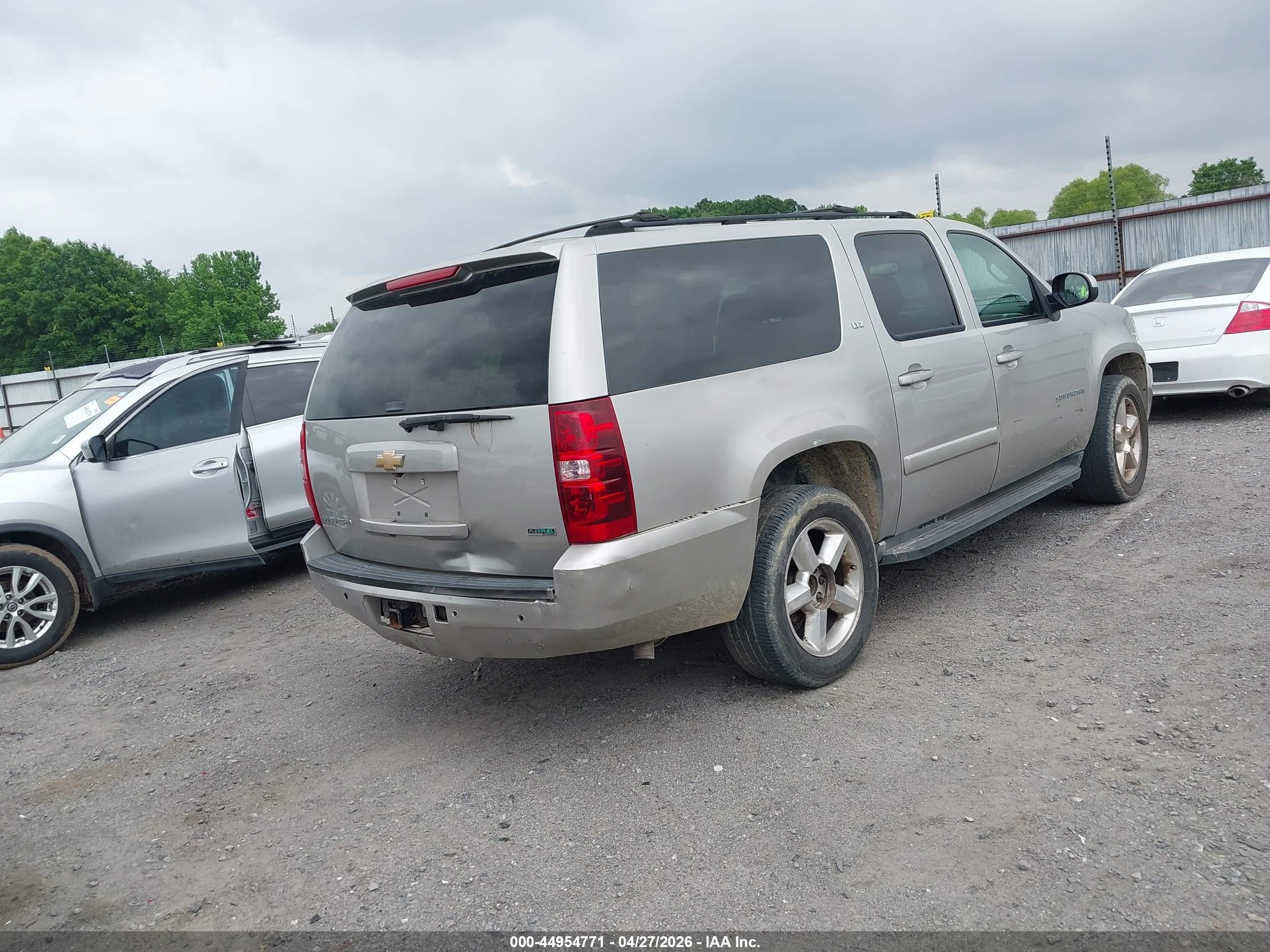 CHEVROLET SUBURBAN image 4