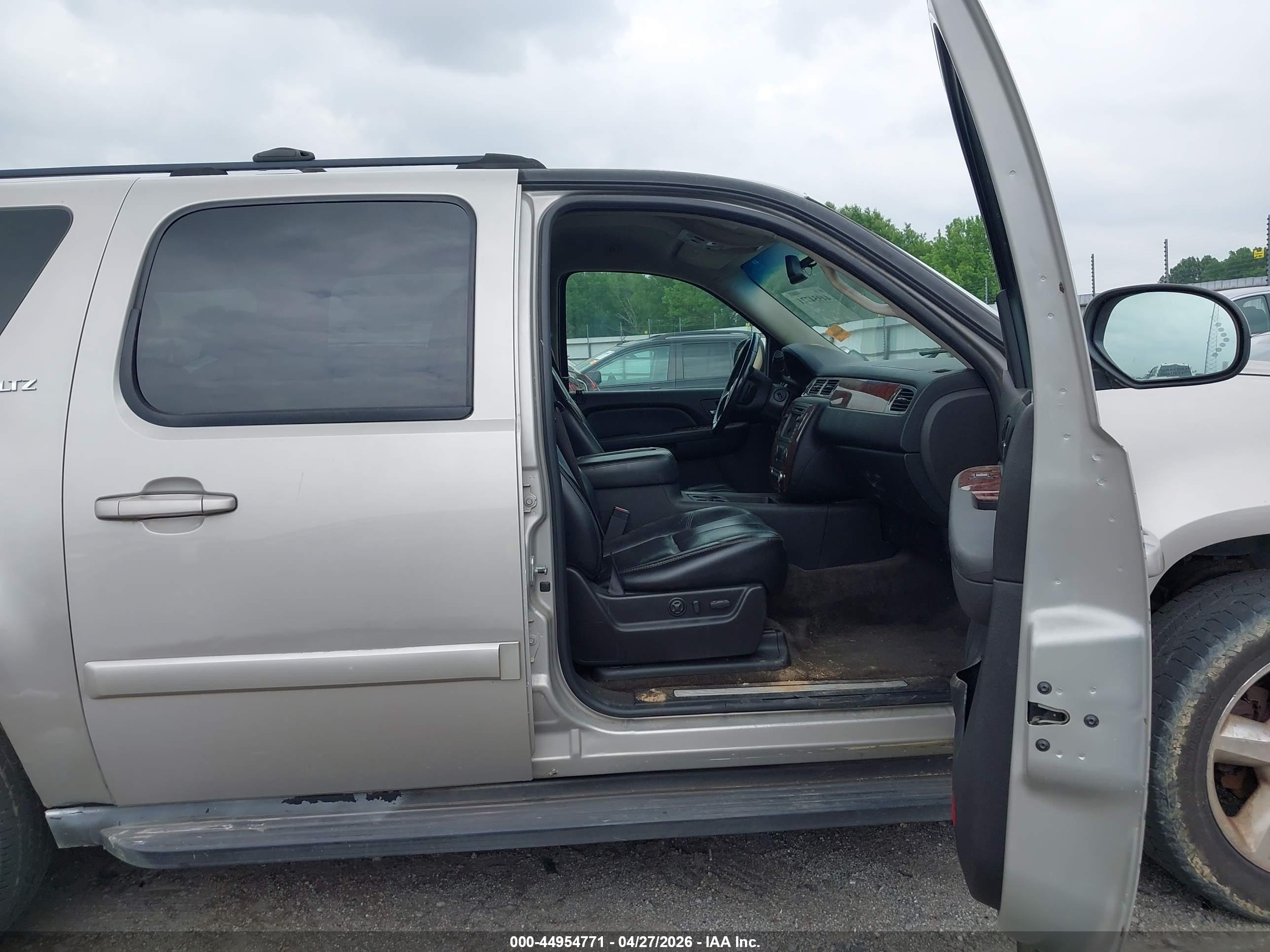 CHEVROLET SUBURBAN image 5