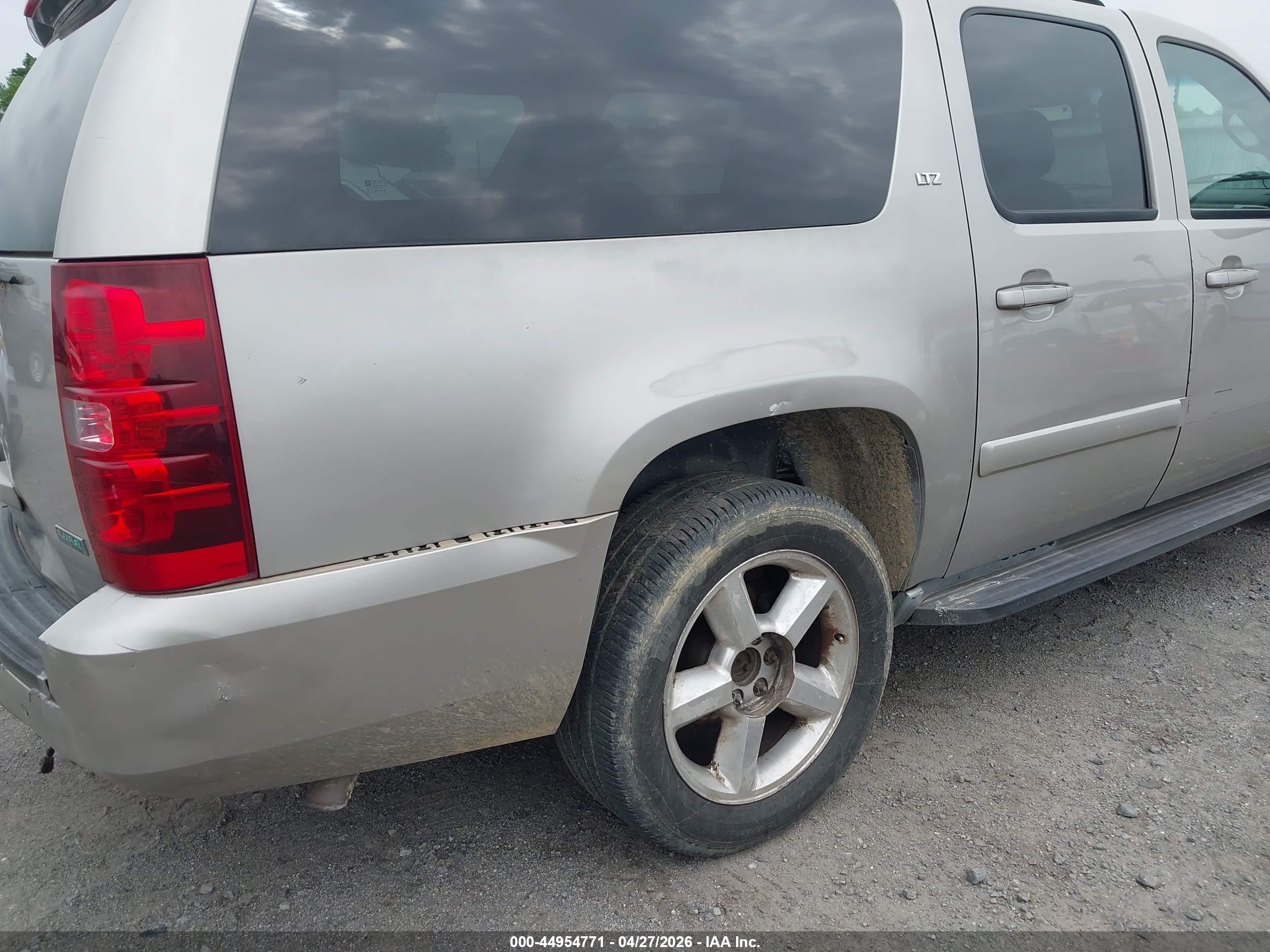 CHEVROLET SUBURBAN image 6