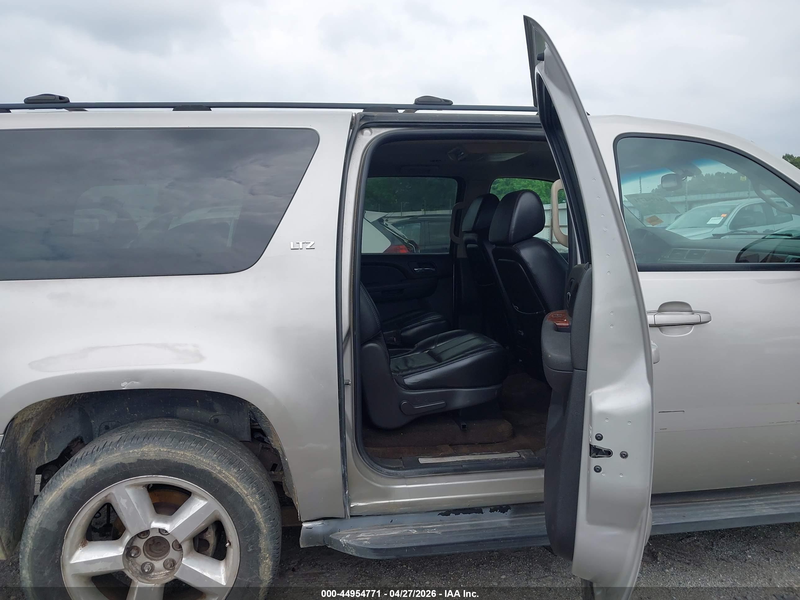 CHEVROLET SUBURBAN image 8
