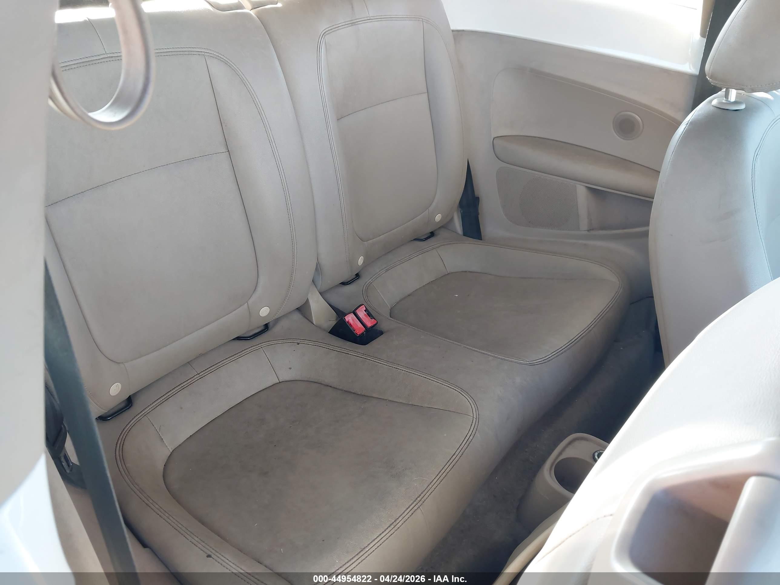 VOLKSWAGEN BEETLE image 8