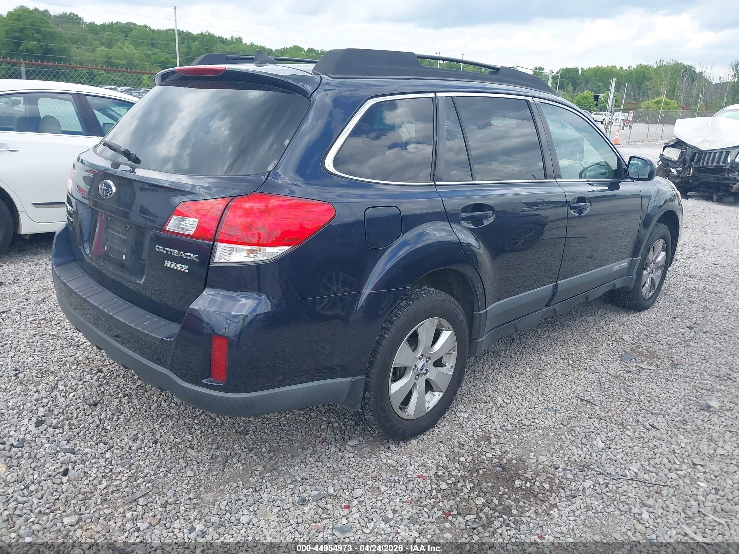 SUBARU OUTBACK image 4
