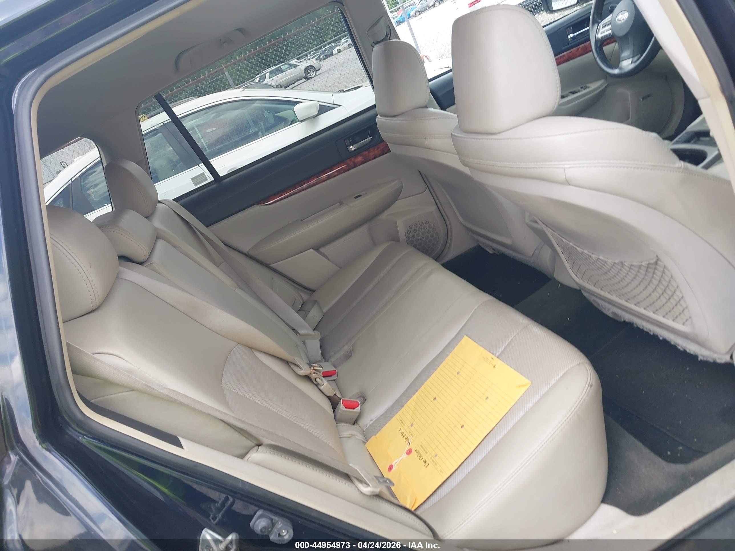 SUBARU OUTBACK image 8