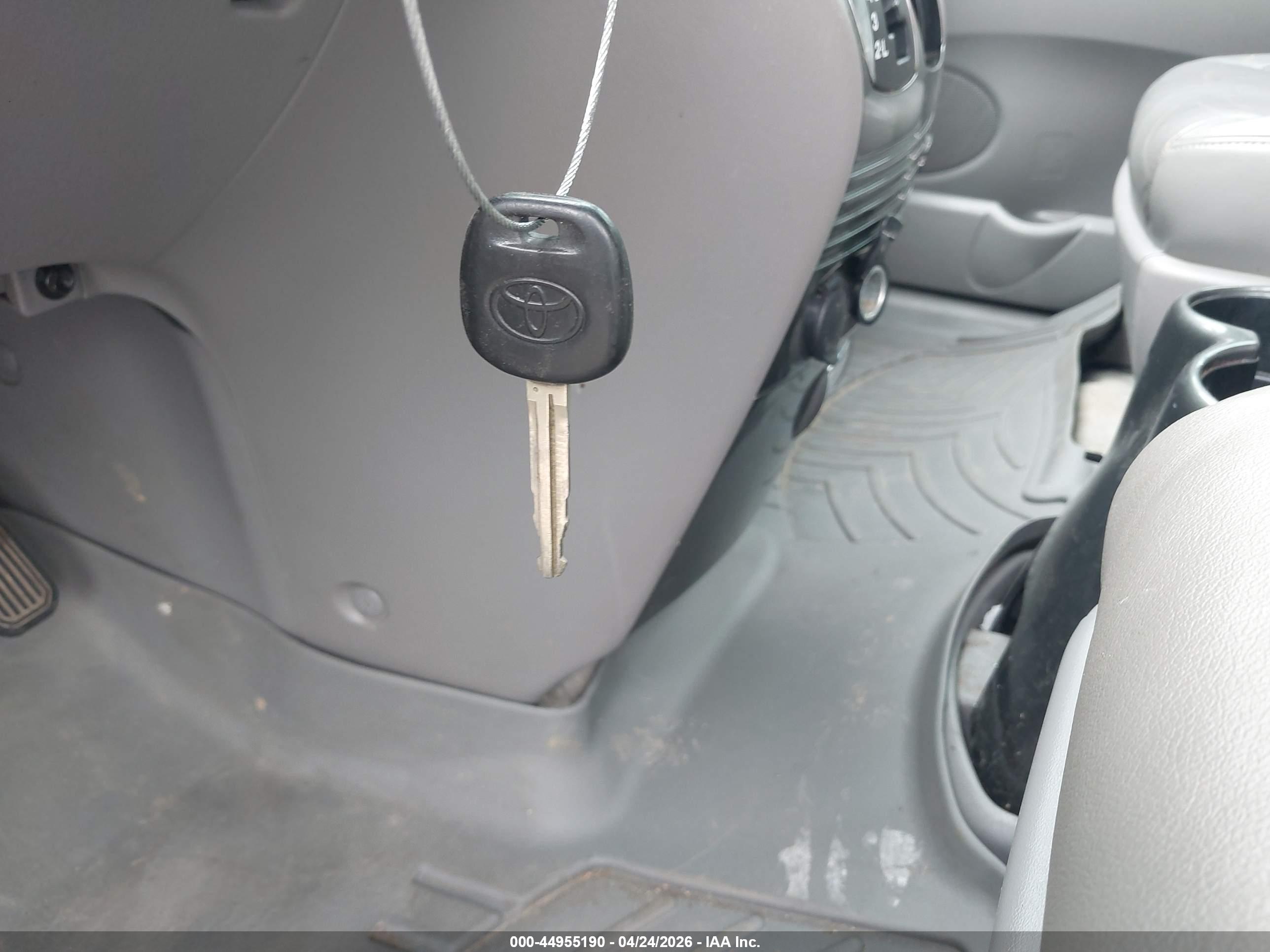 TOYOTA SIENNA image 11