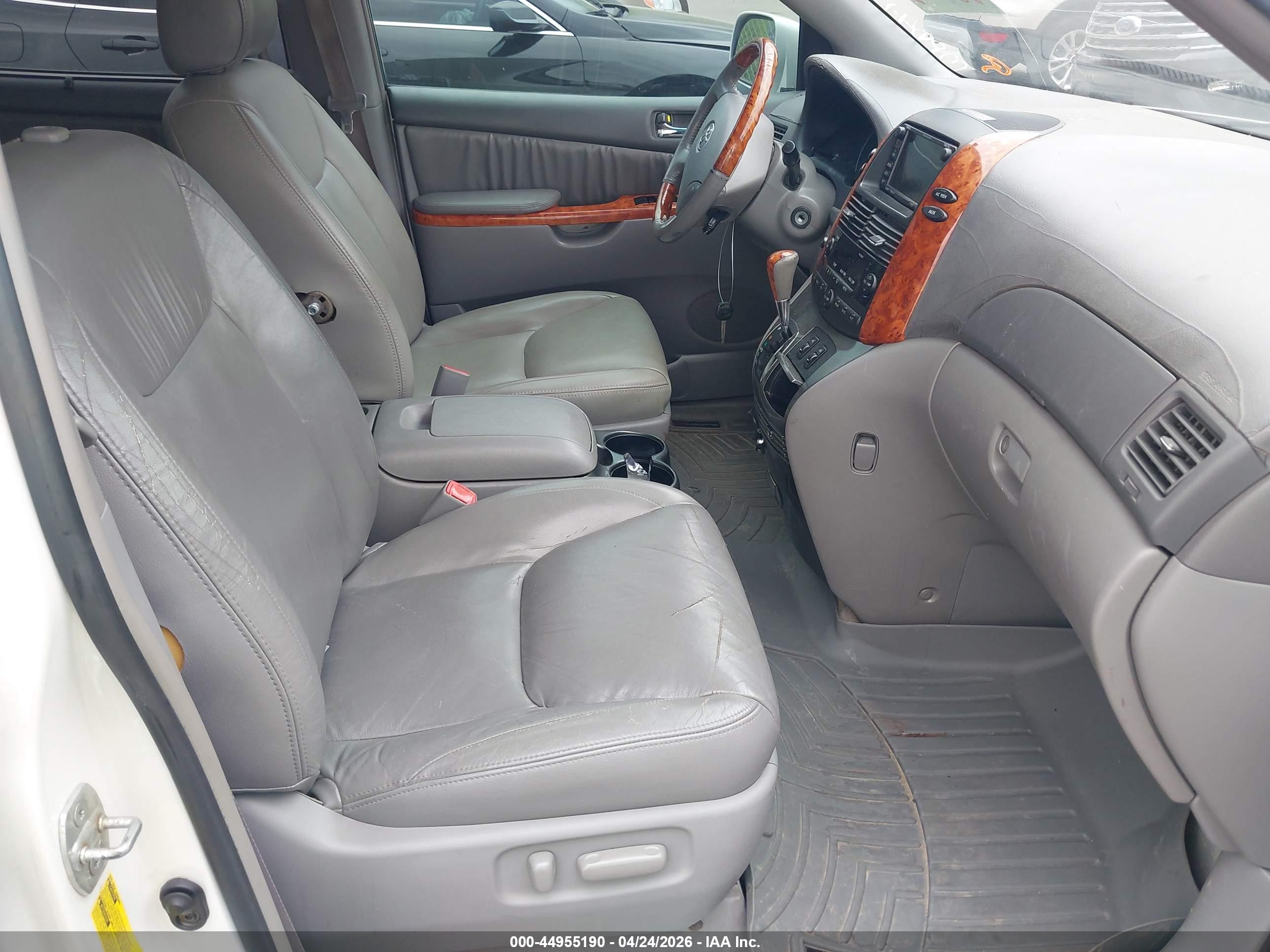 TOYOTA SIENNA image 5