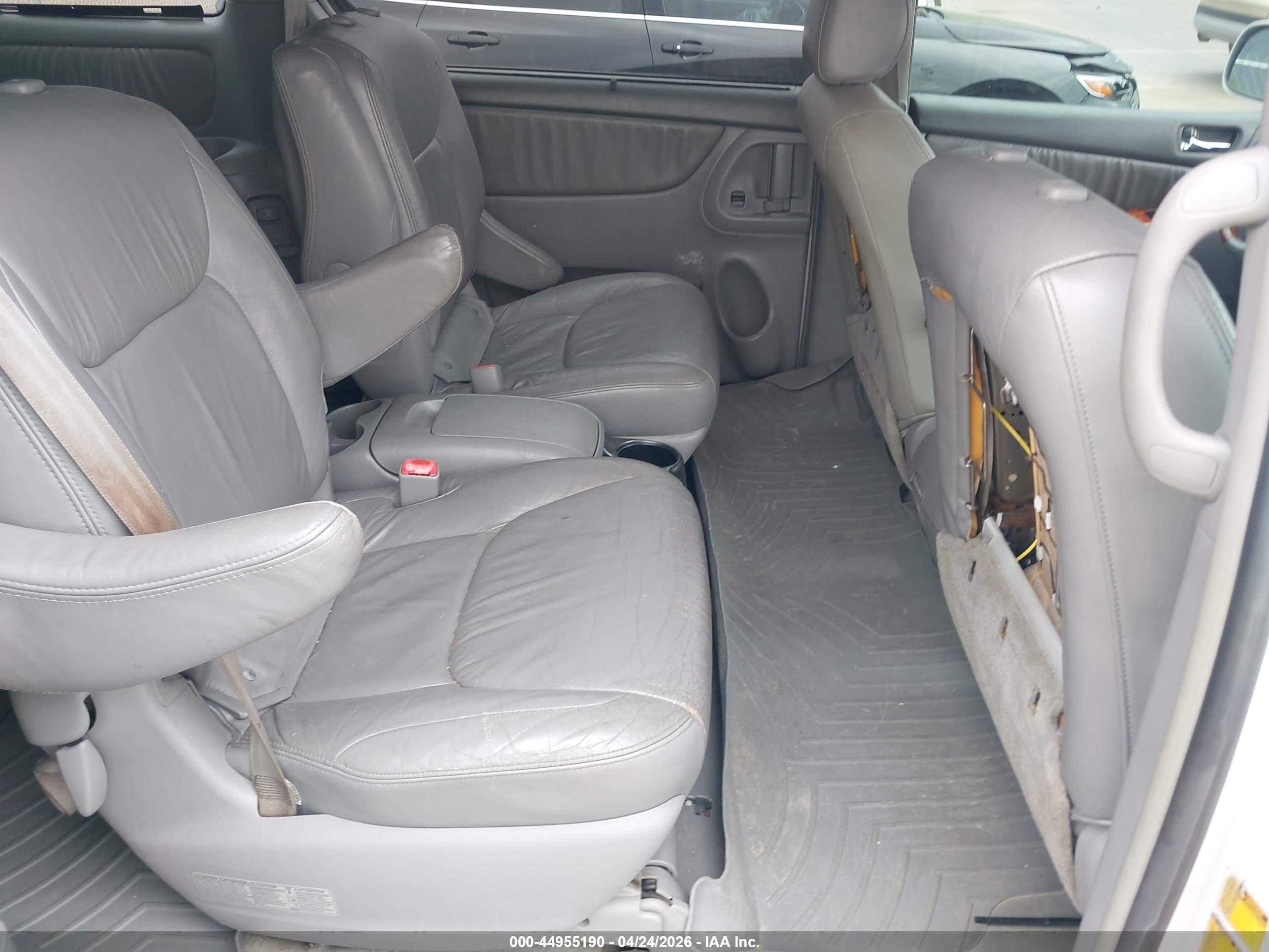 TOYOTA SIENNA image 8