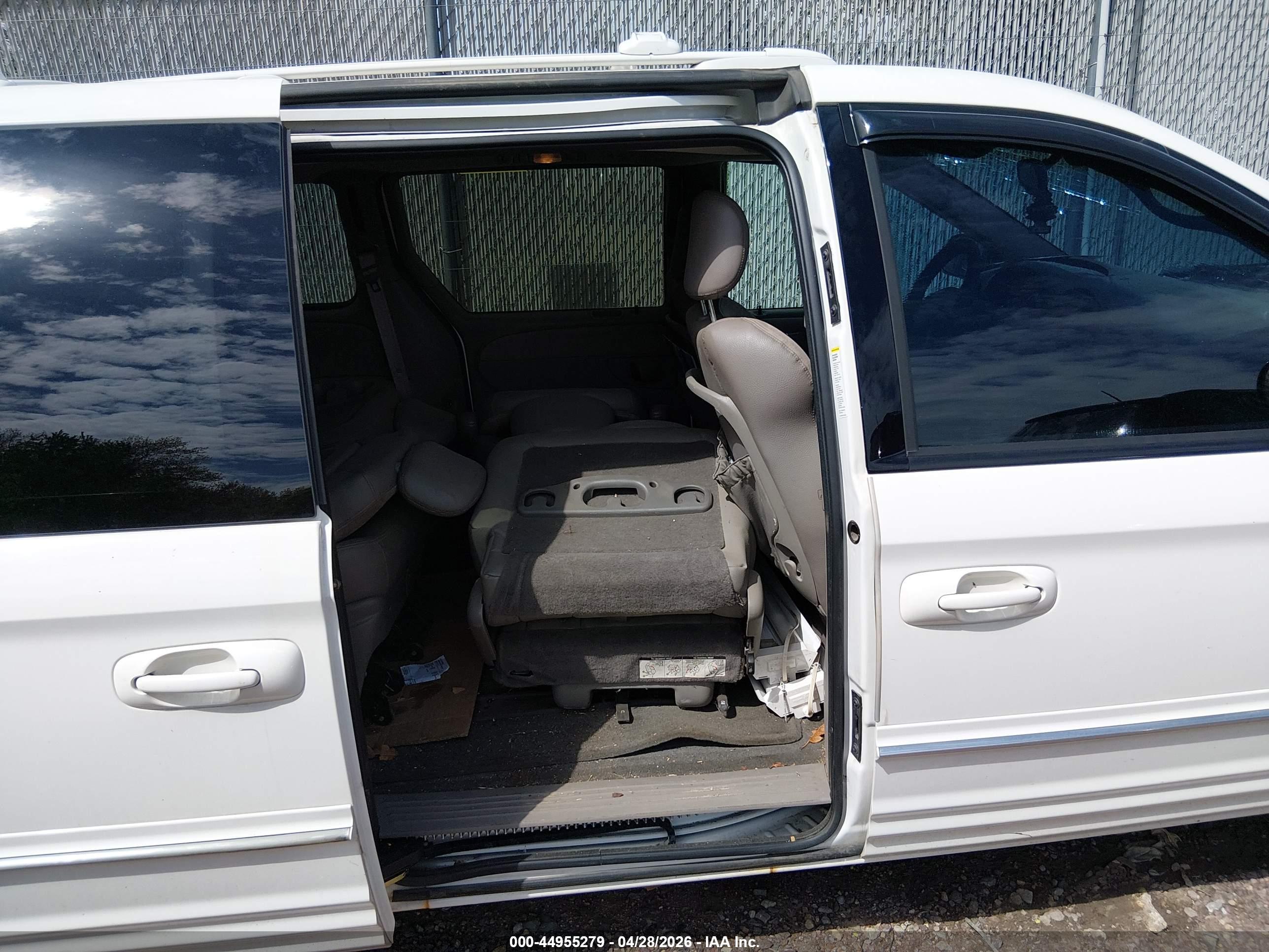 CHRYSLER TOWN image 8