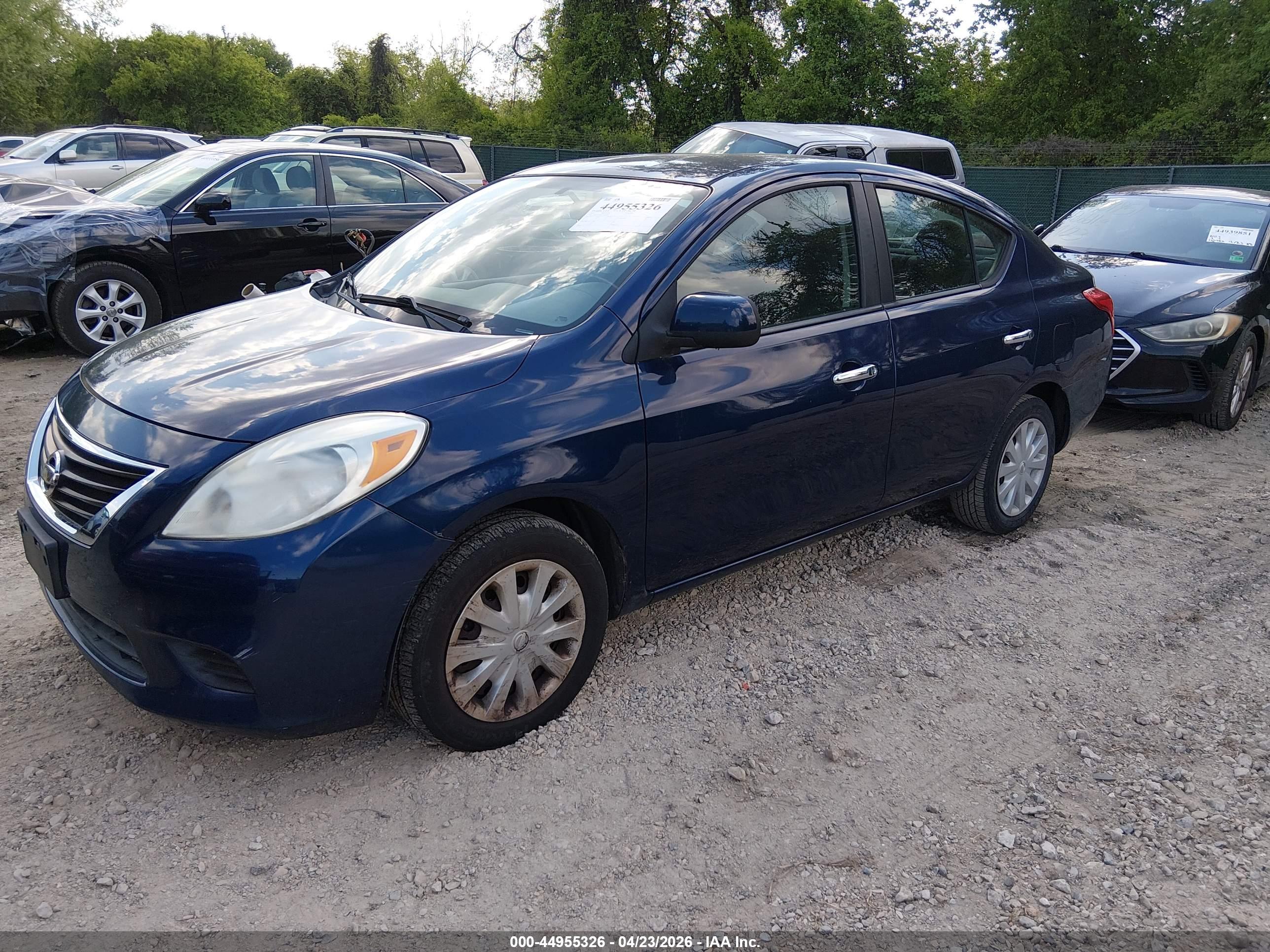 NISSAN VERSA image 2