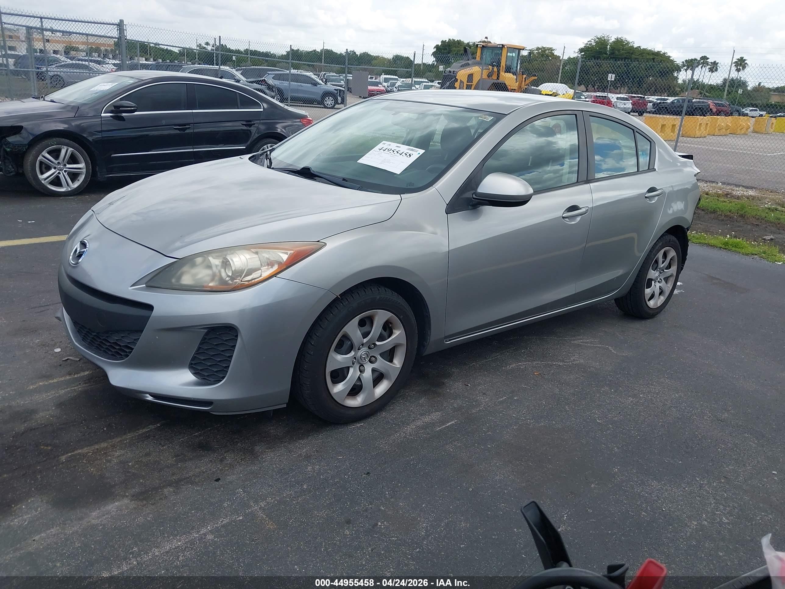 MAZDA MAZDA3 image 2