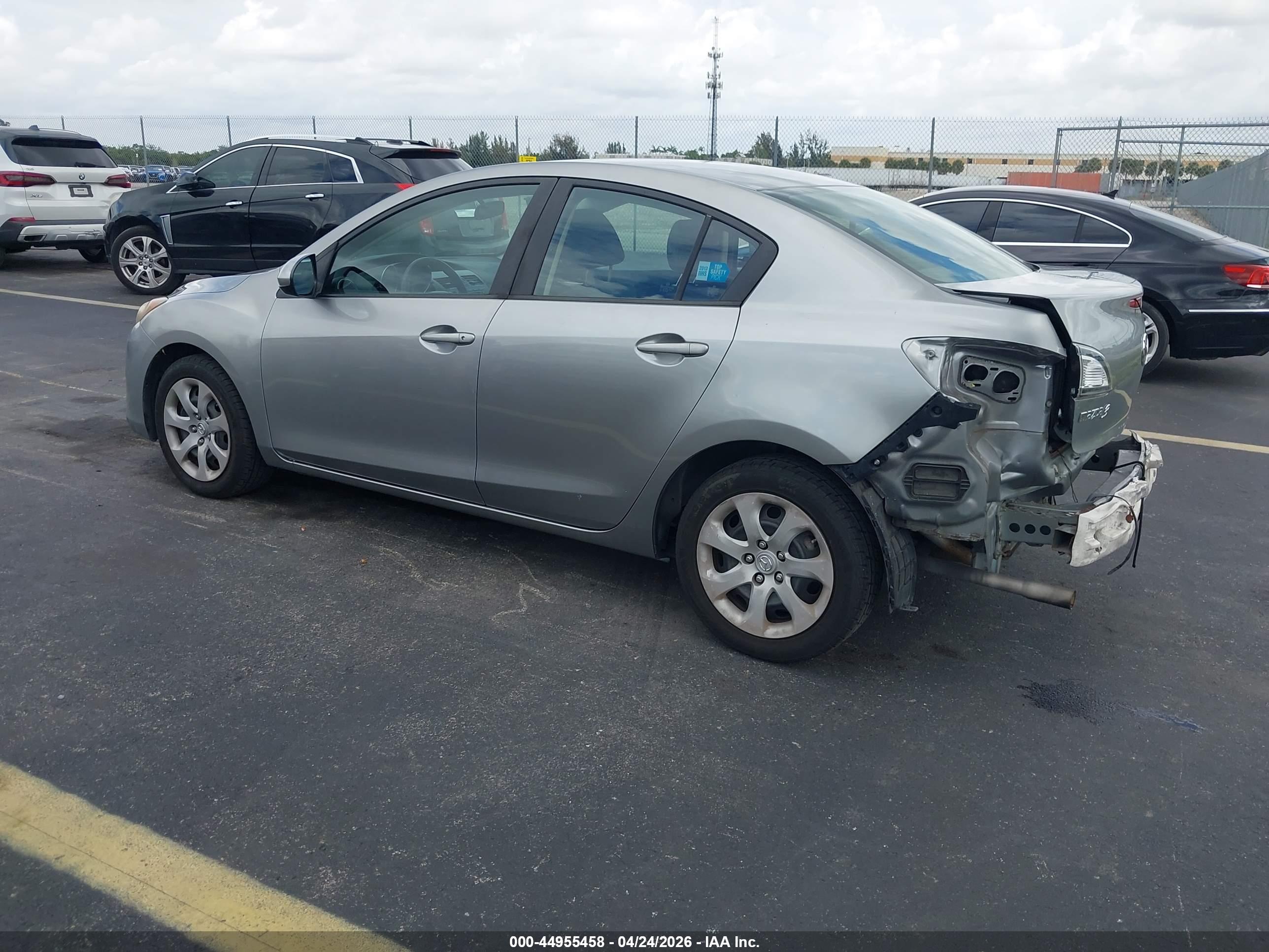 MAZDA MAZDA3 image 3