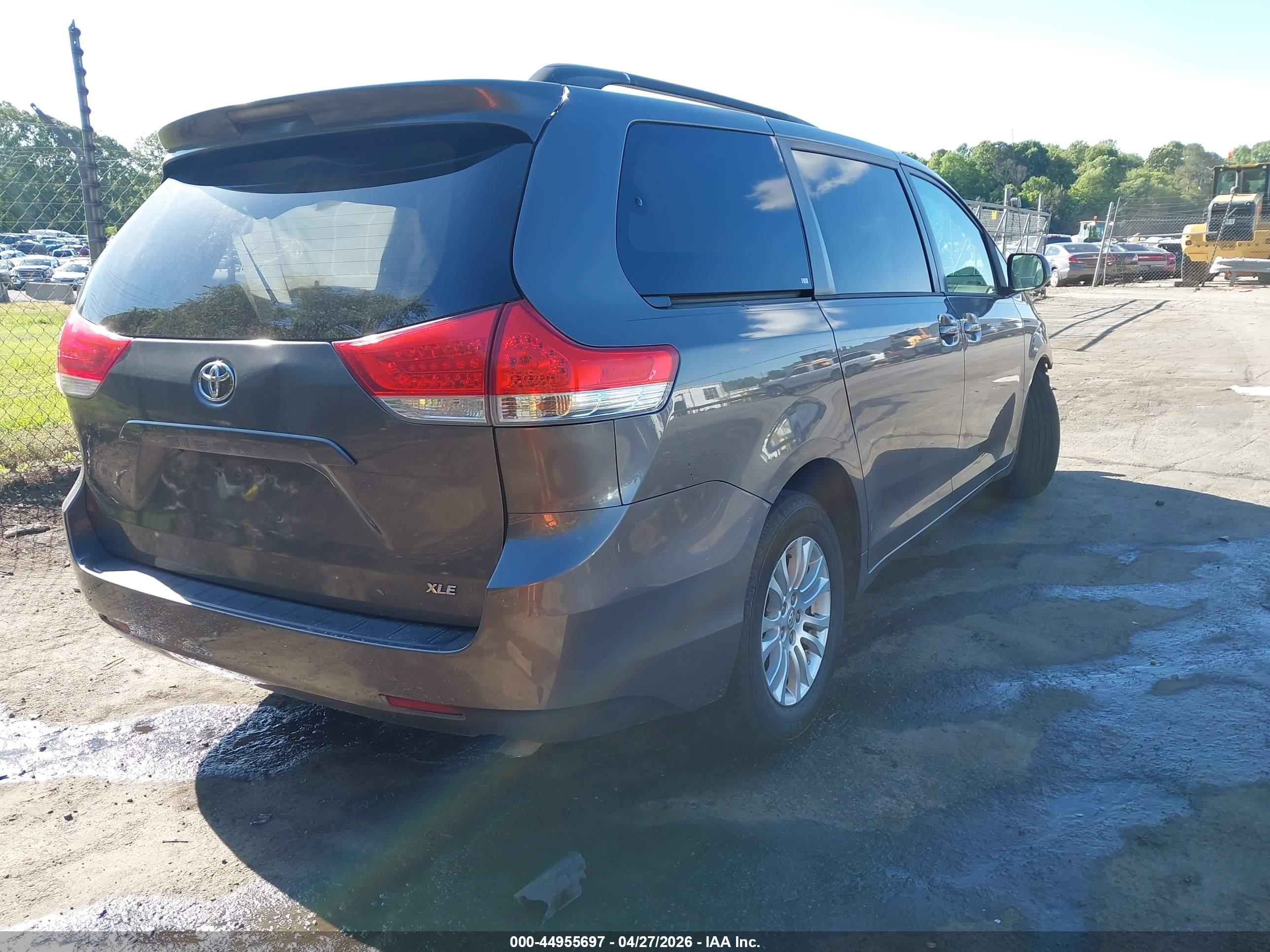 TOYOTA SIENNA image 4