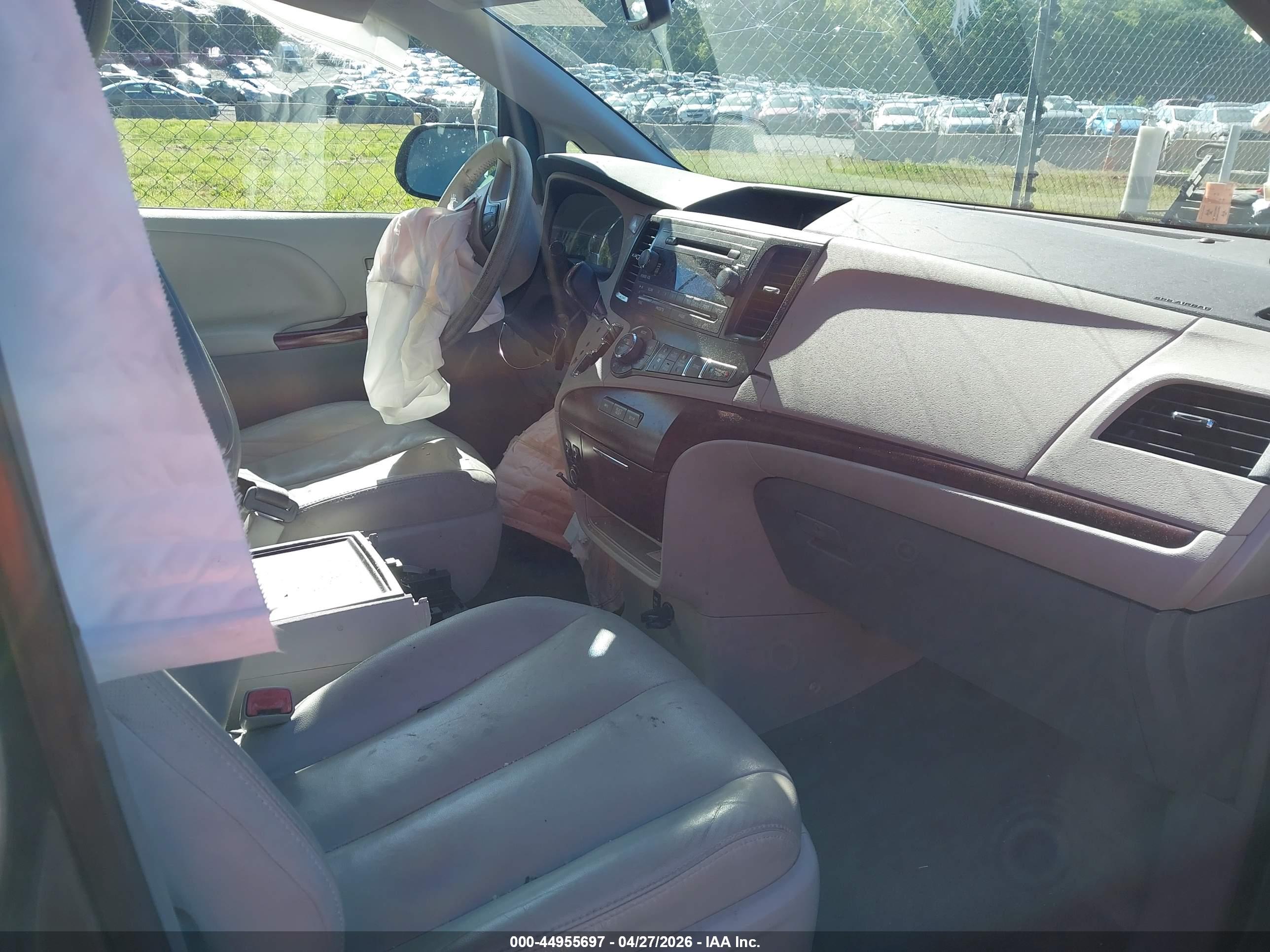 TOYOTA SIENNA image 5