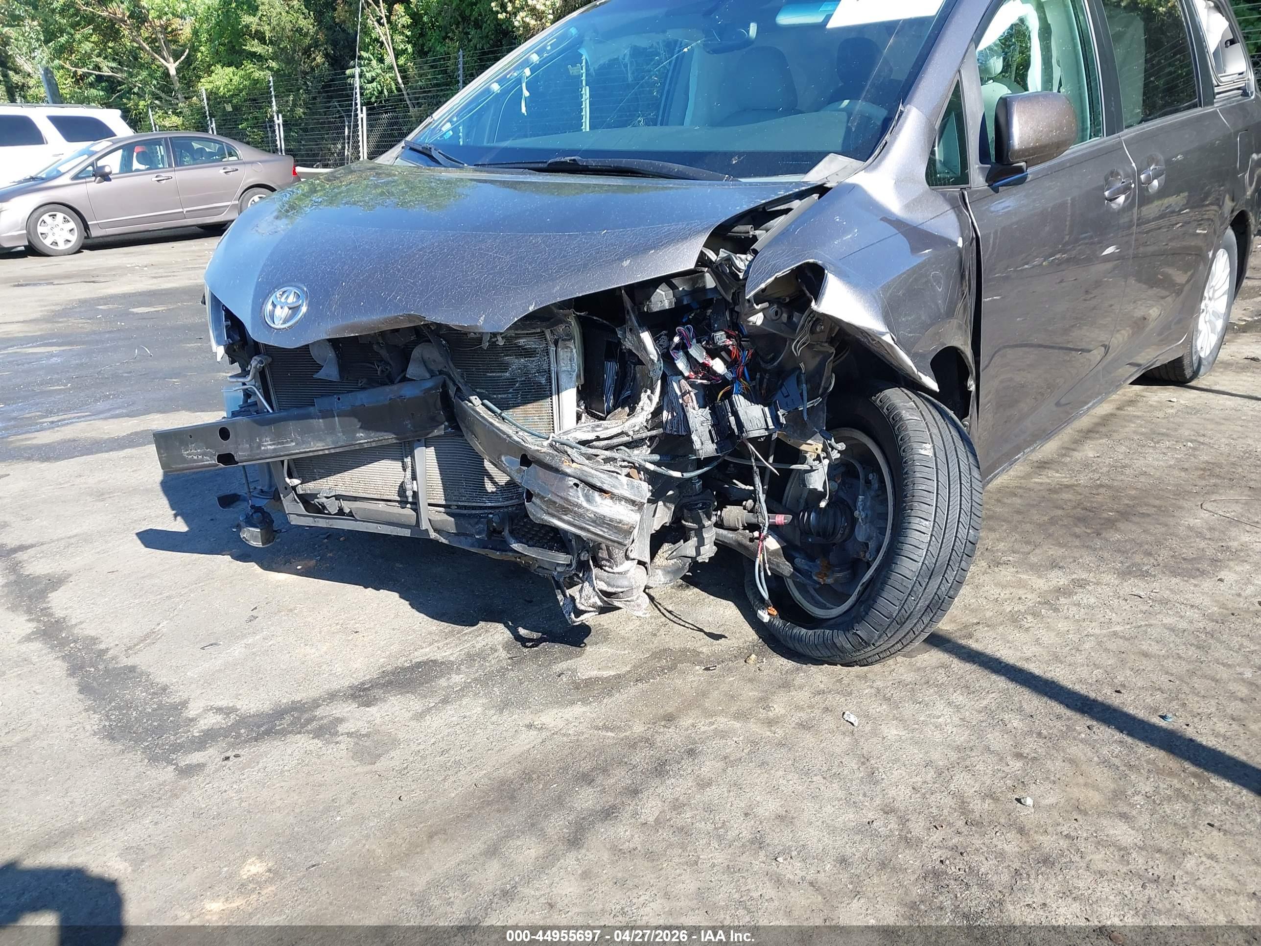 TOYOTA SIENNA image 6