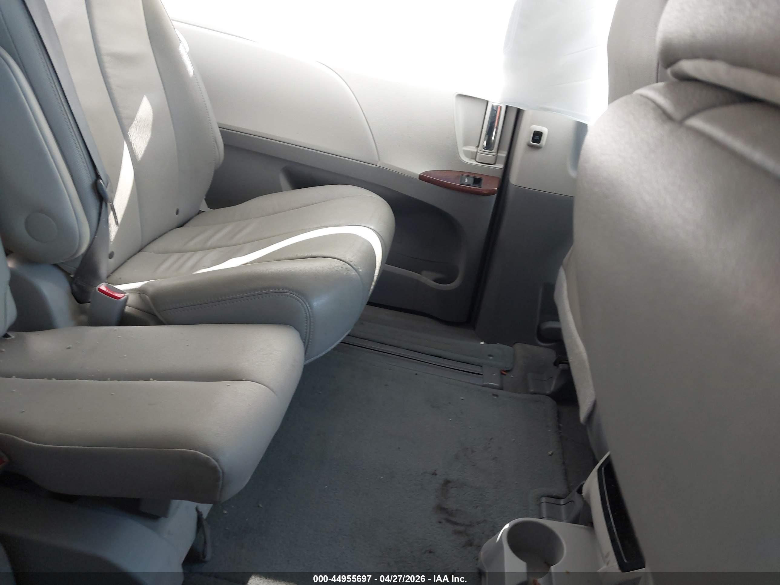 TOYOTA SIENNA image 8