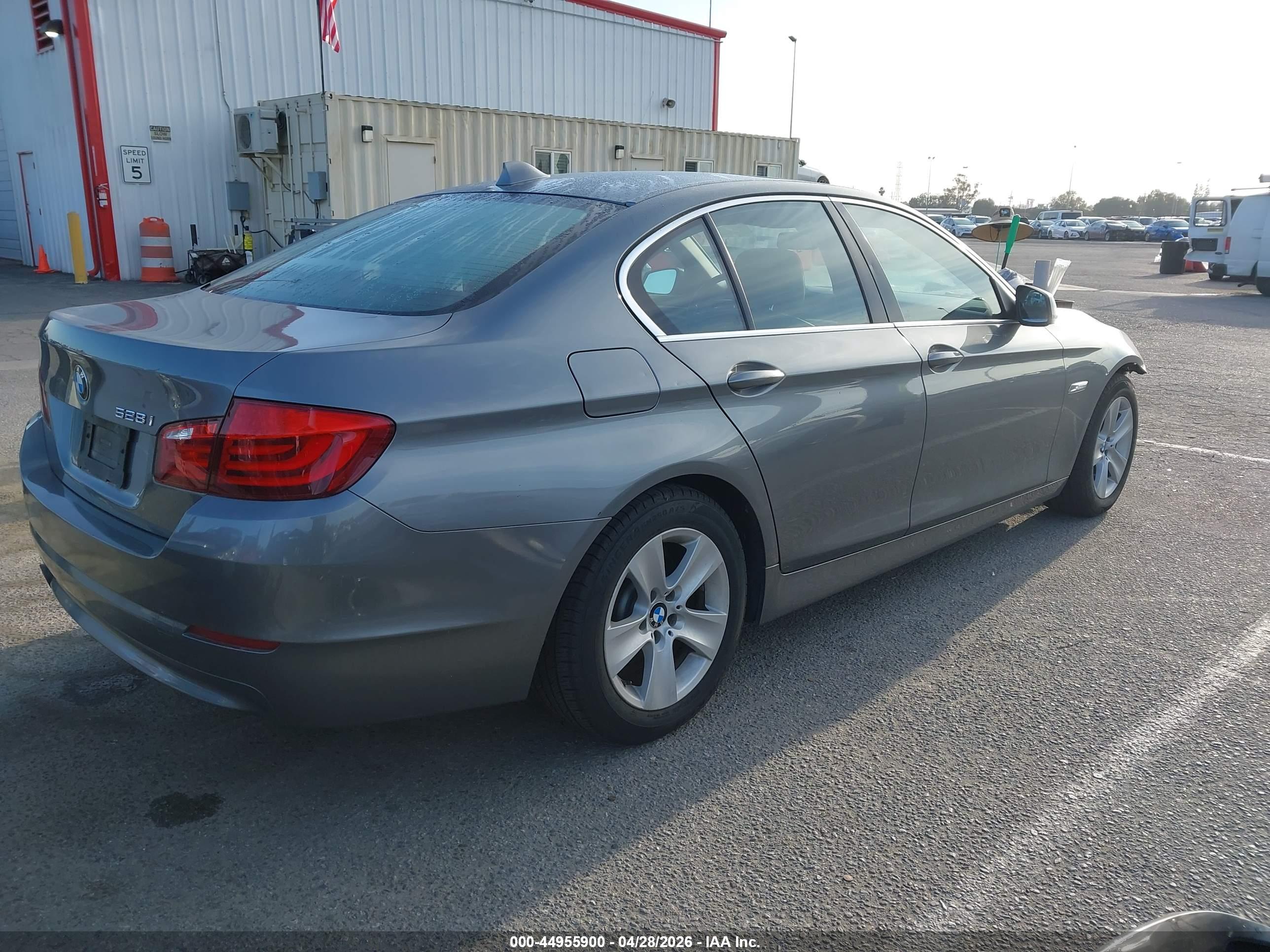 BMW 528I image 4