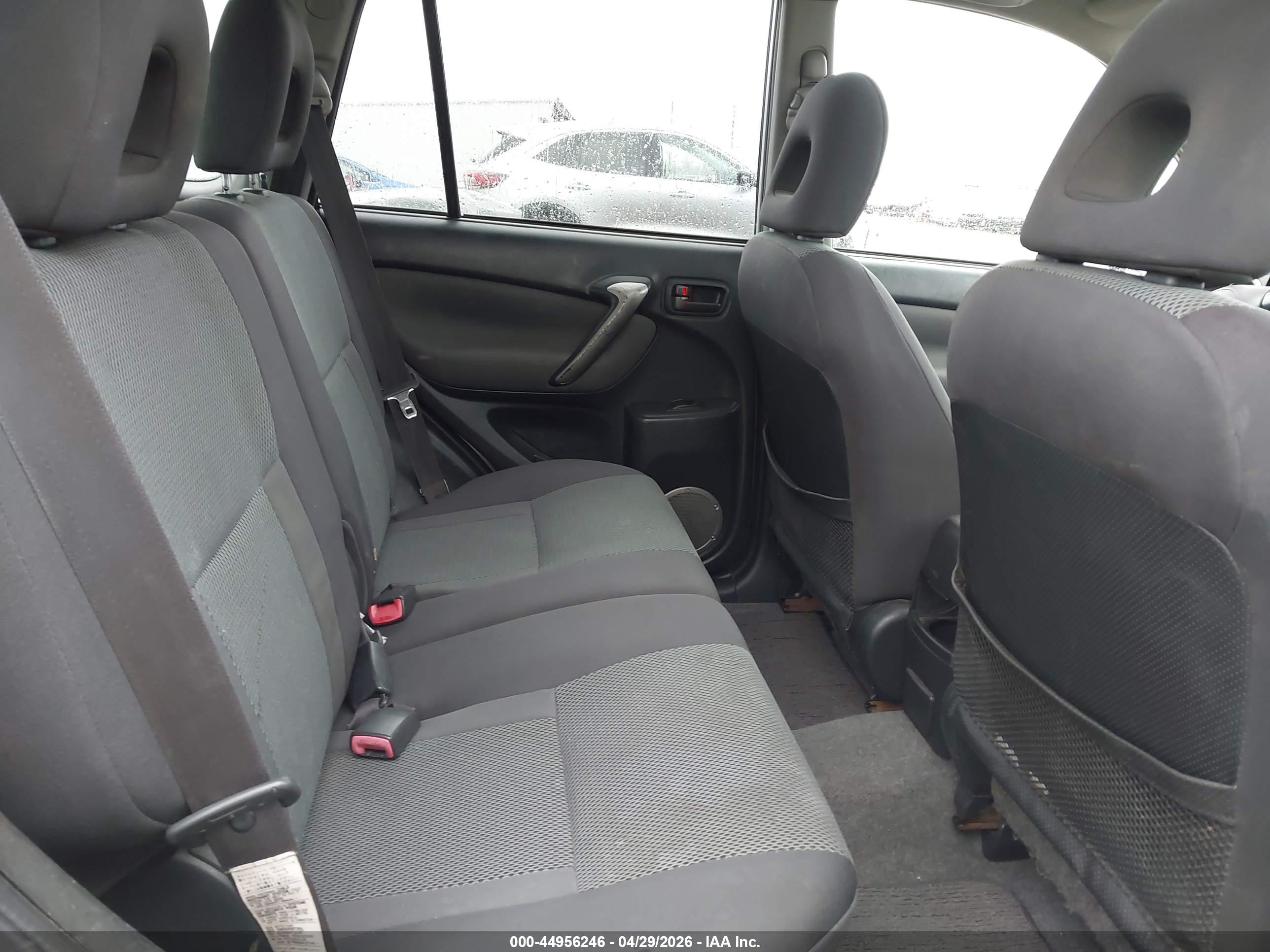 TOYOTA RAV4 image 8