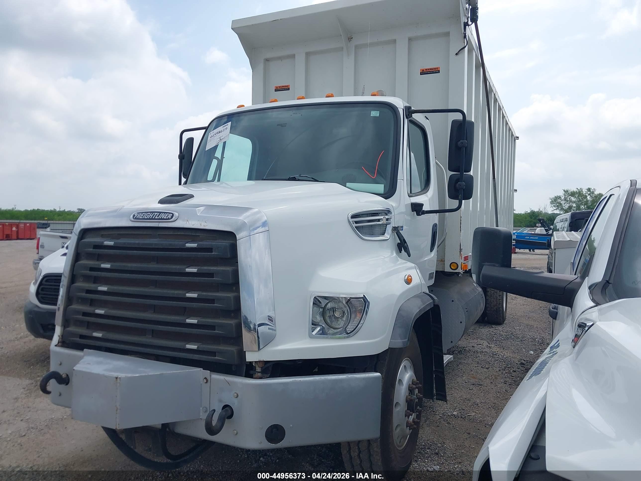 FREIGHTLINER 114SD image 2