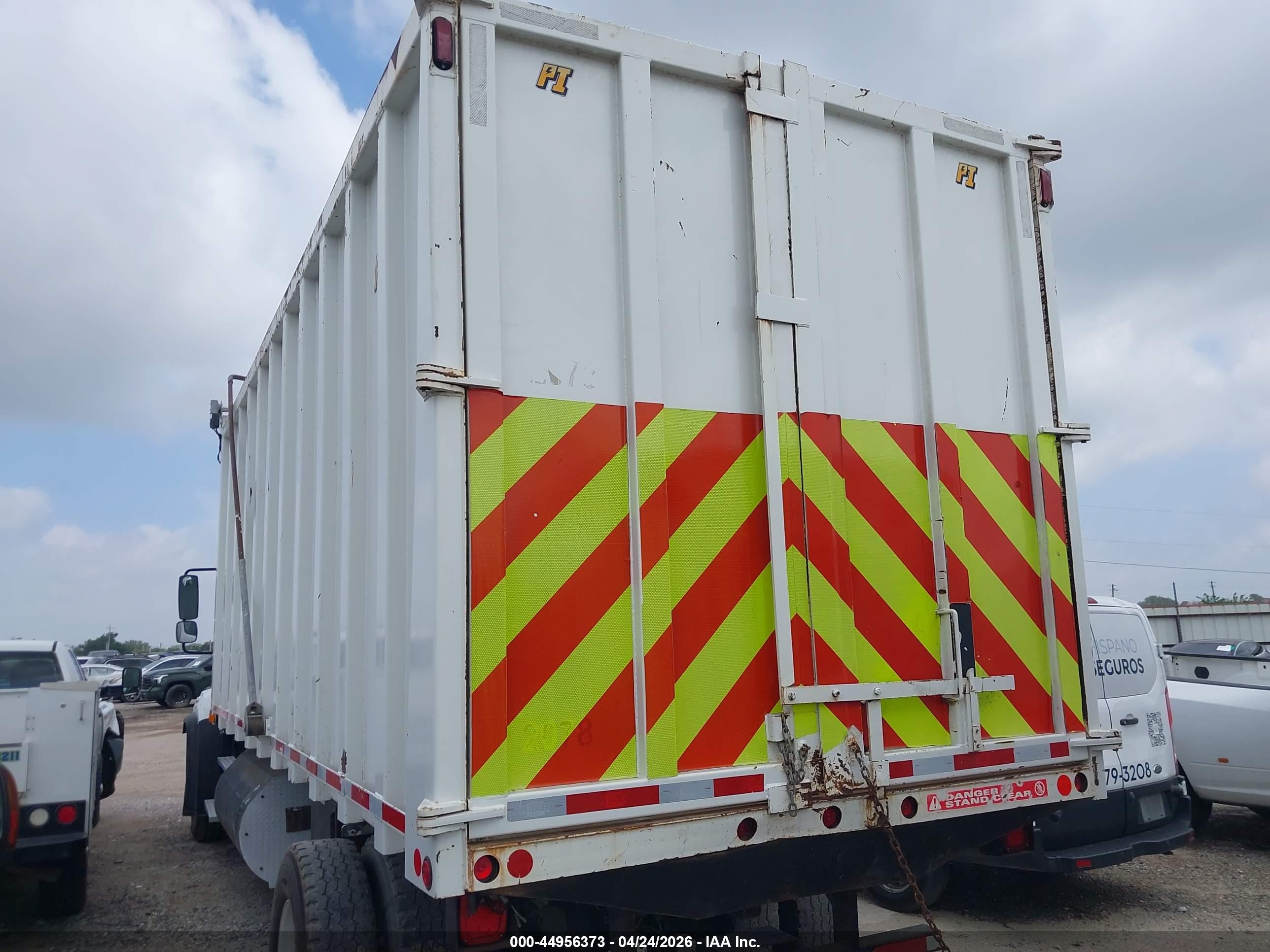 FREIGHTLINER 114SD image 3