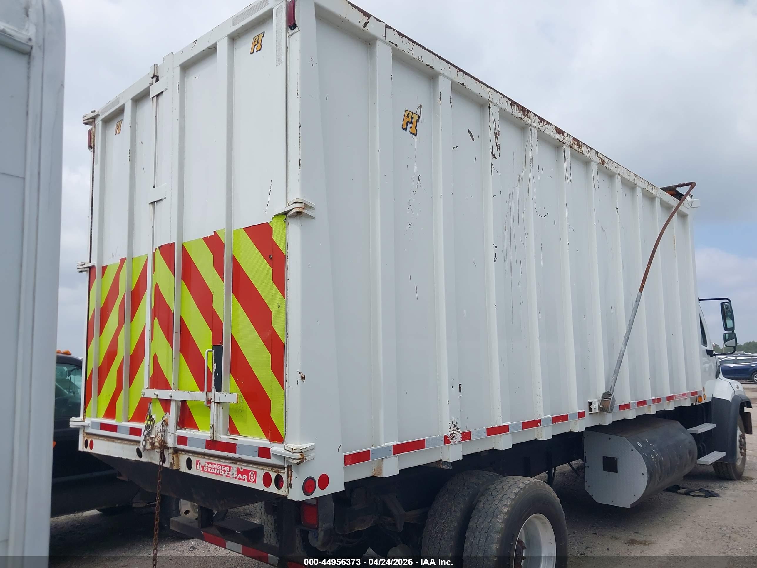 FREIGHTLINER 114SD image 4
